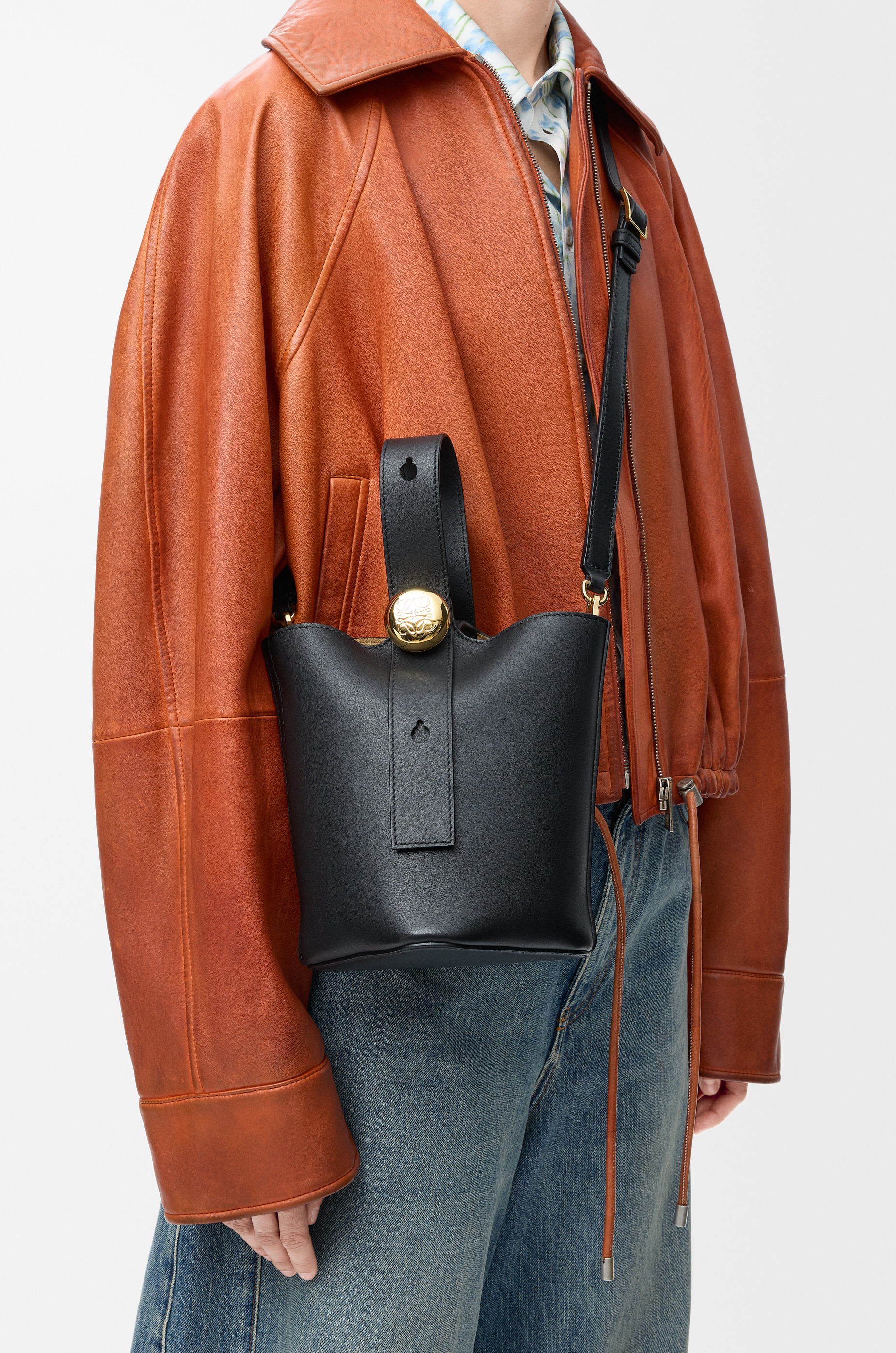 Mini Pebble Bucket bag in mellow calfskin - 3