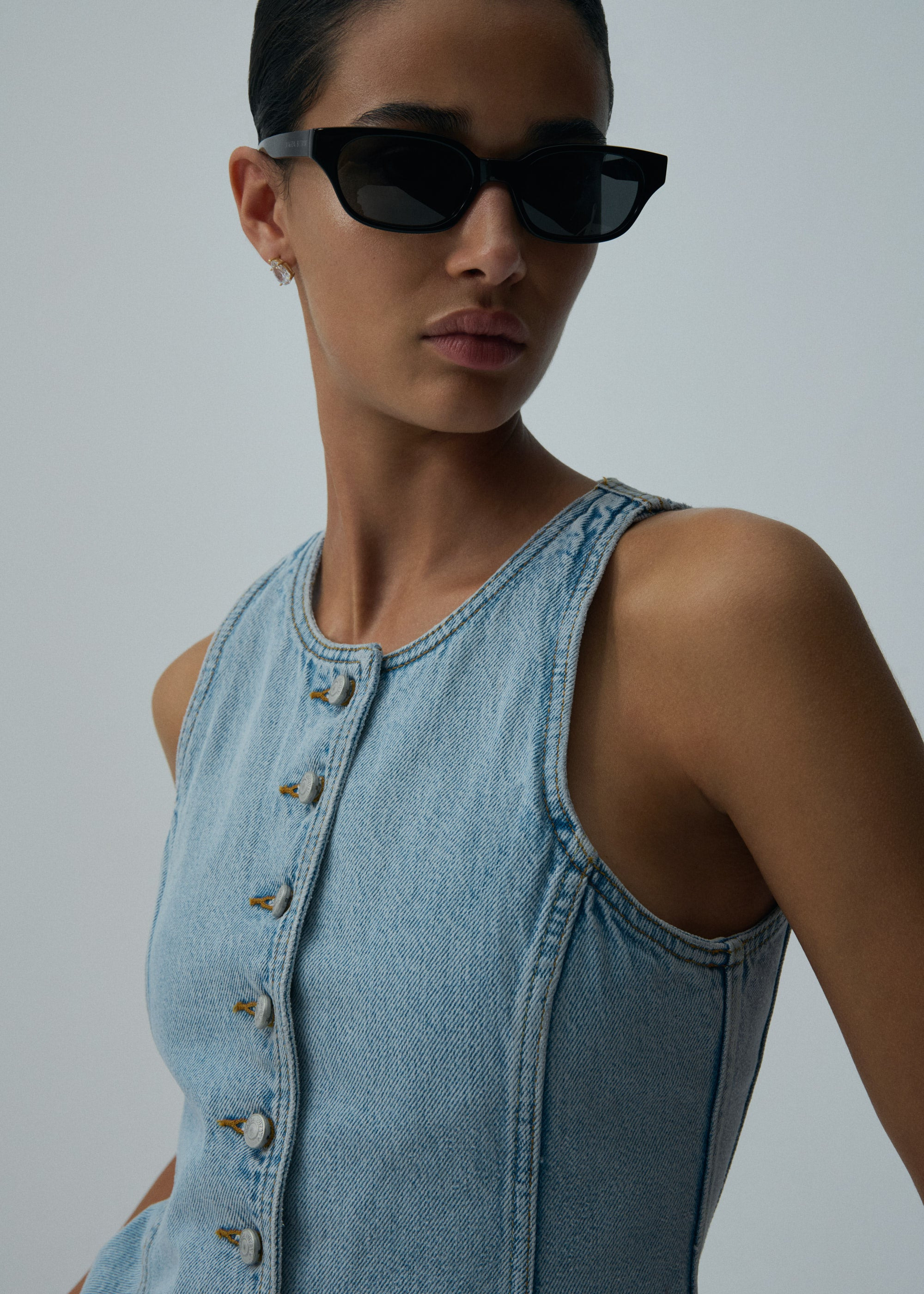 Round neck denim waistcoat in light blue - 4