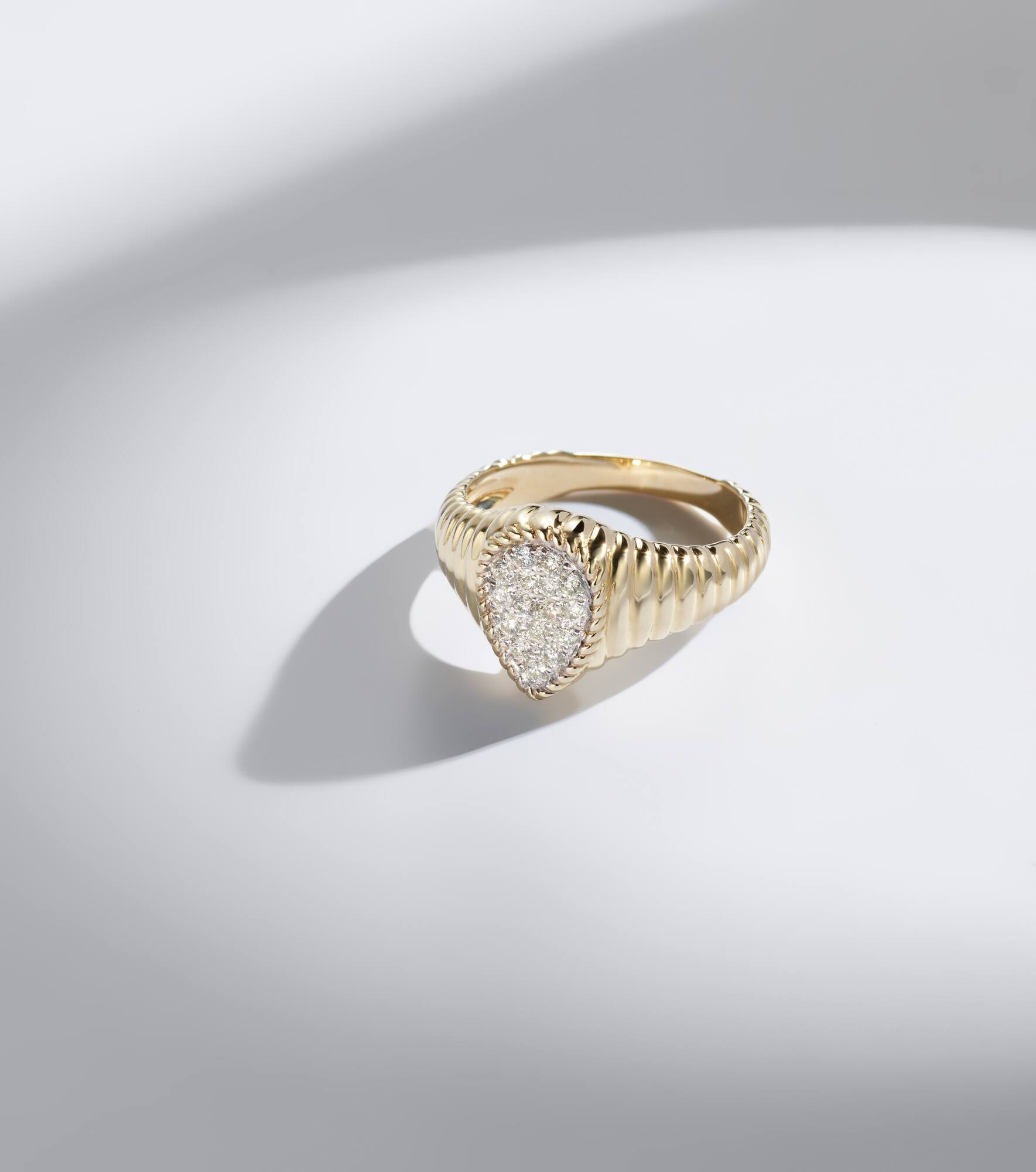 9kt gold ring with diamonds - 5