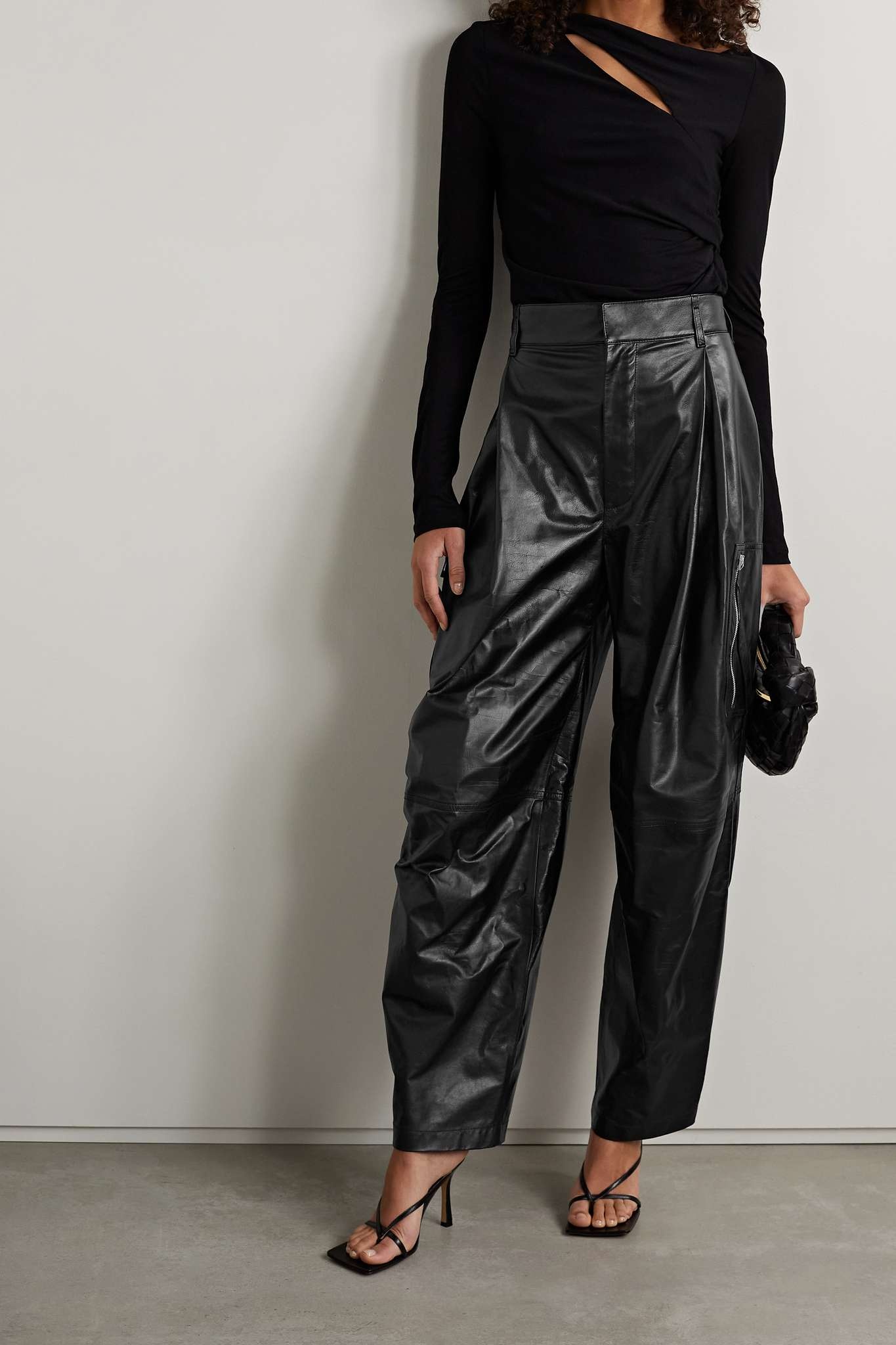 Pleated glossed-leather tapered cargo pants - 4