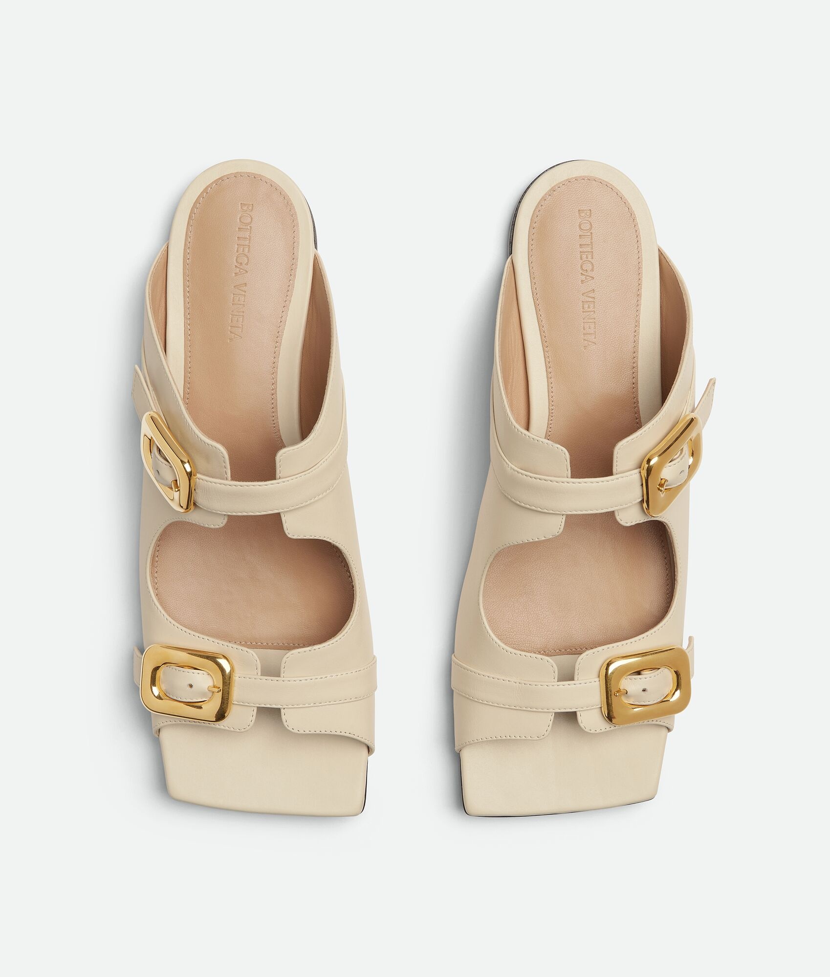サンダル・ミュール BOTTEGA VENETA STRETCH BUCKLE SMOOTH LEATHER MULE SANDALS Stretch Buckle leather mules in beige - Bottega Veneta