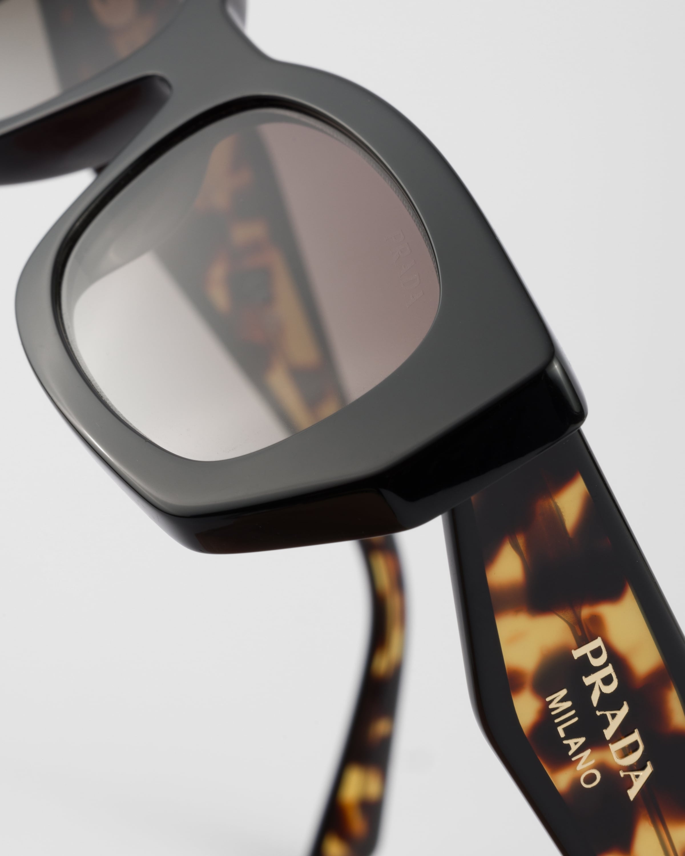 Sunglasses with the Prada logo - 5