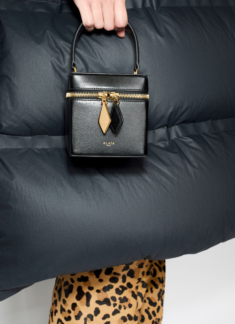 Alaïa CUBE VANITY CASE IN SHINY GOATSKIN outlook