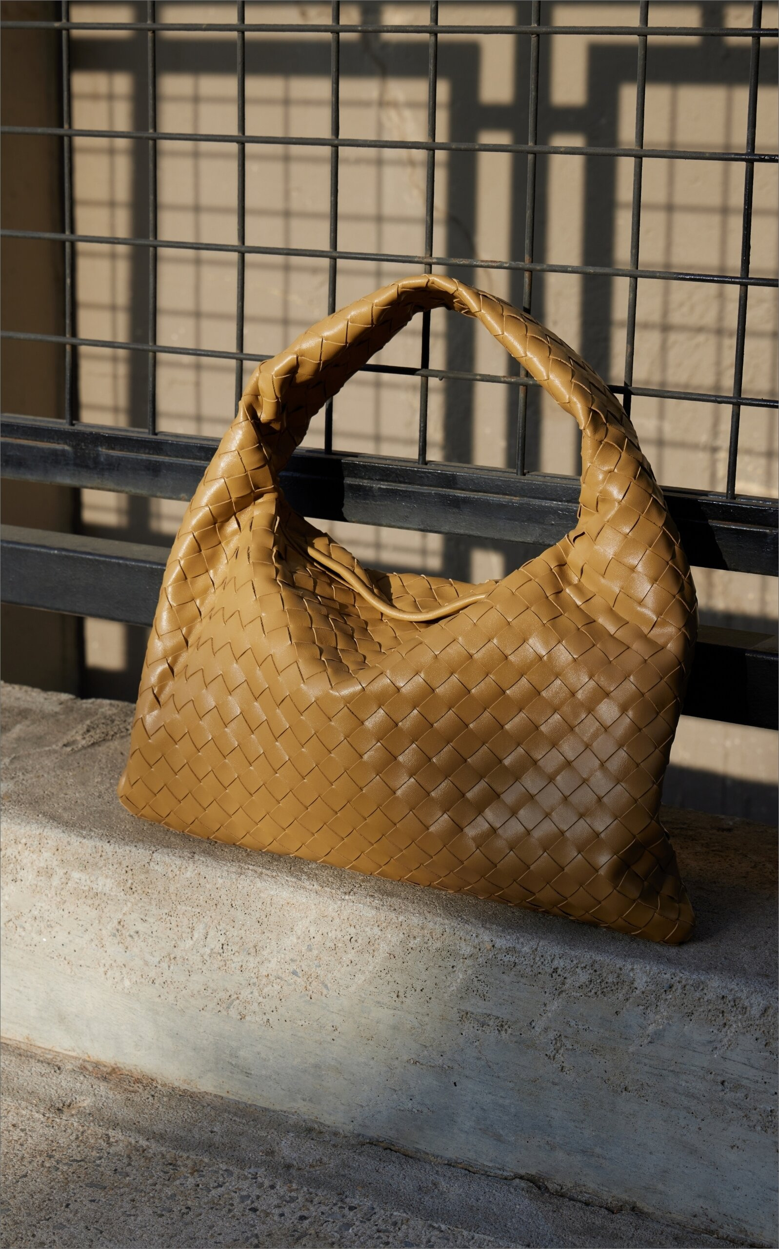 Small Hop Intrecciato Leather Hobo Bag neutral - 2