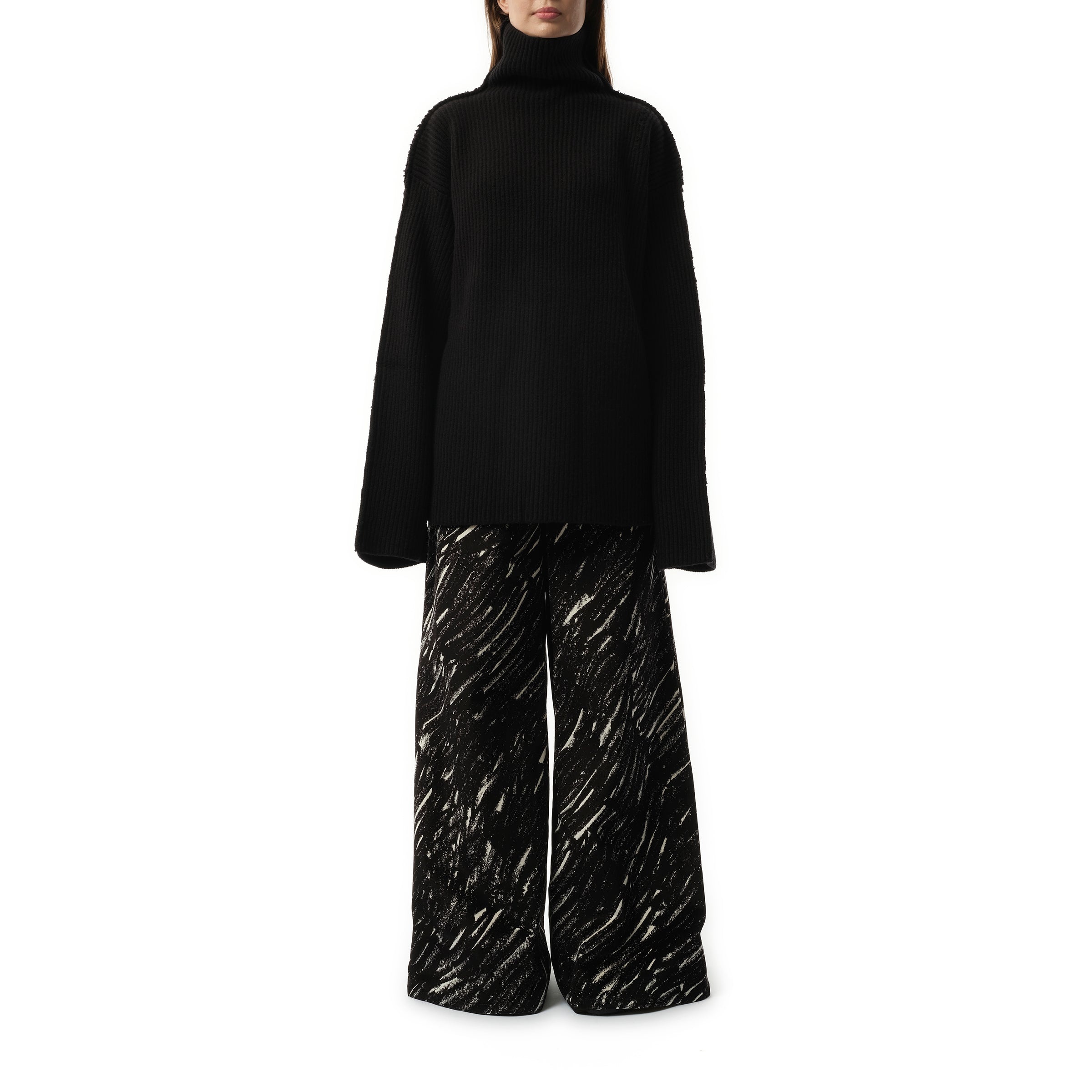Long Sleeve Turtleneck Sweater in Black - 4