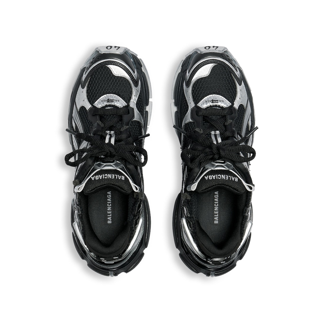 Men's Runner Sneaker in Black/silver - 6