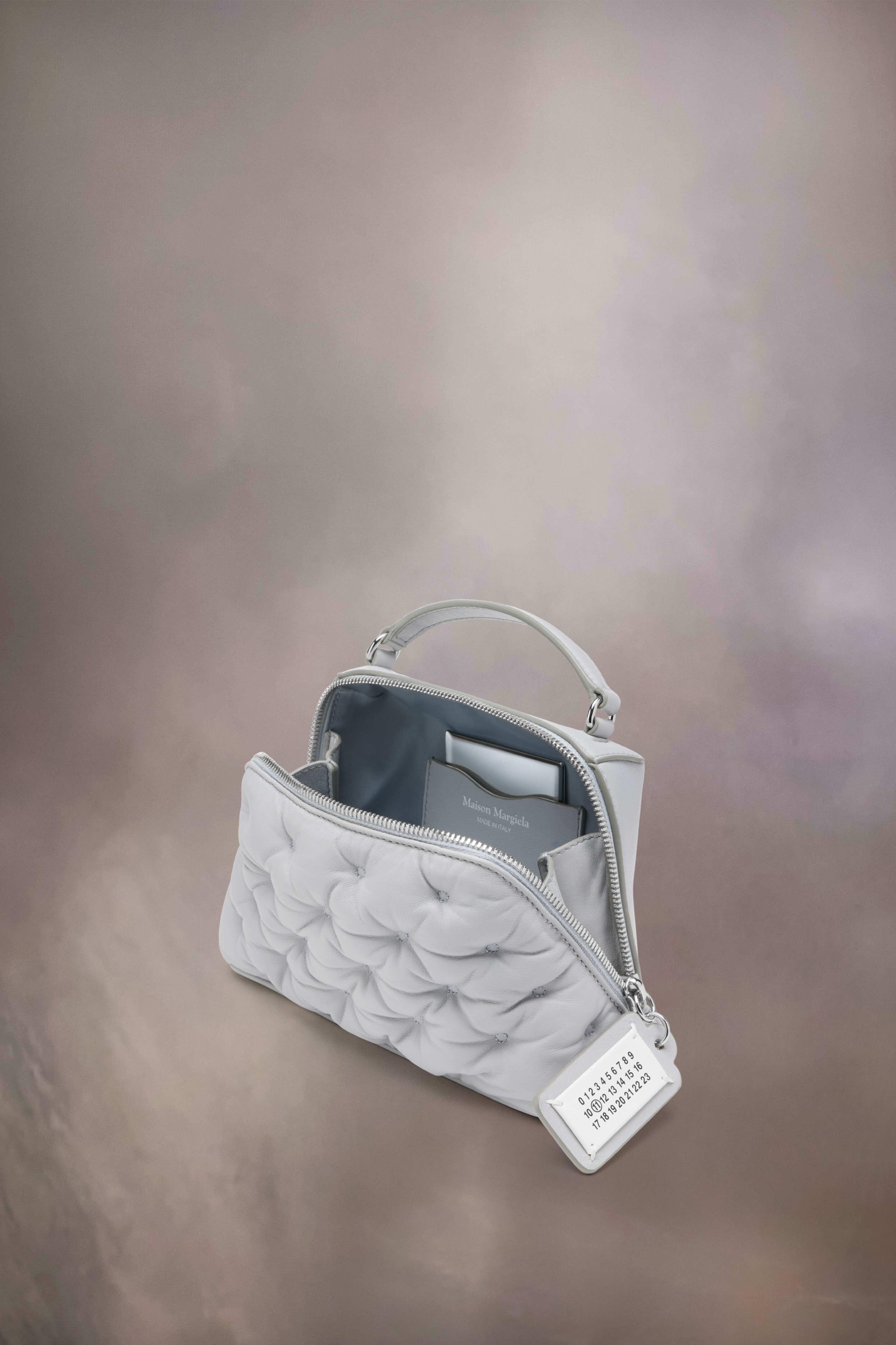 国内発送☆Maison Margiela☆Glam Slam Trapezoid Bag/SILVER Maison Margiela Glam Slam Trapezoid Bag | REVERSIBLE