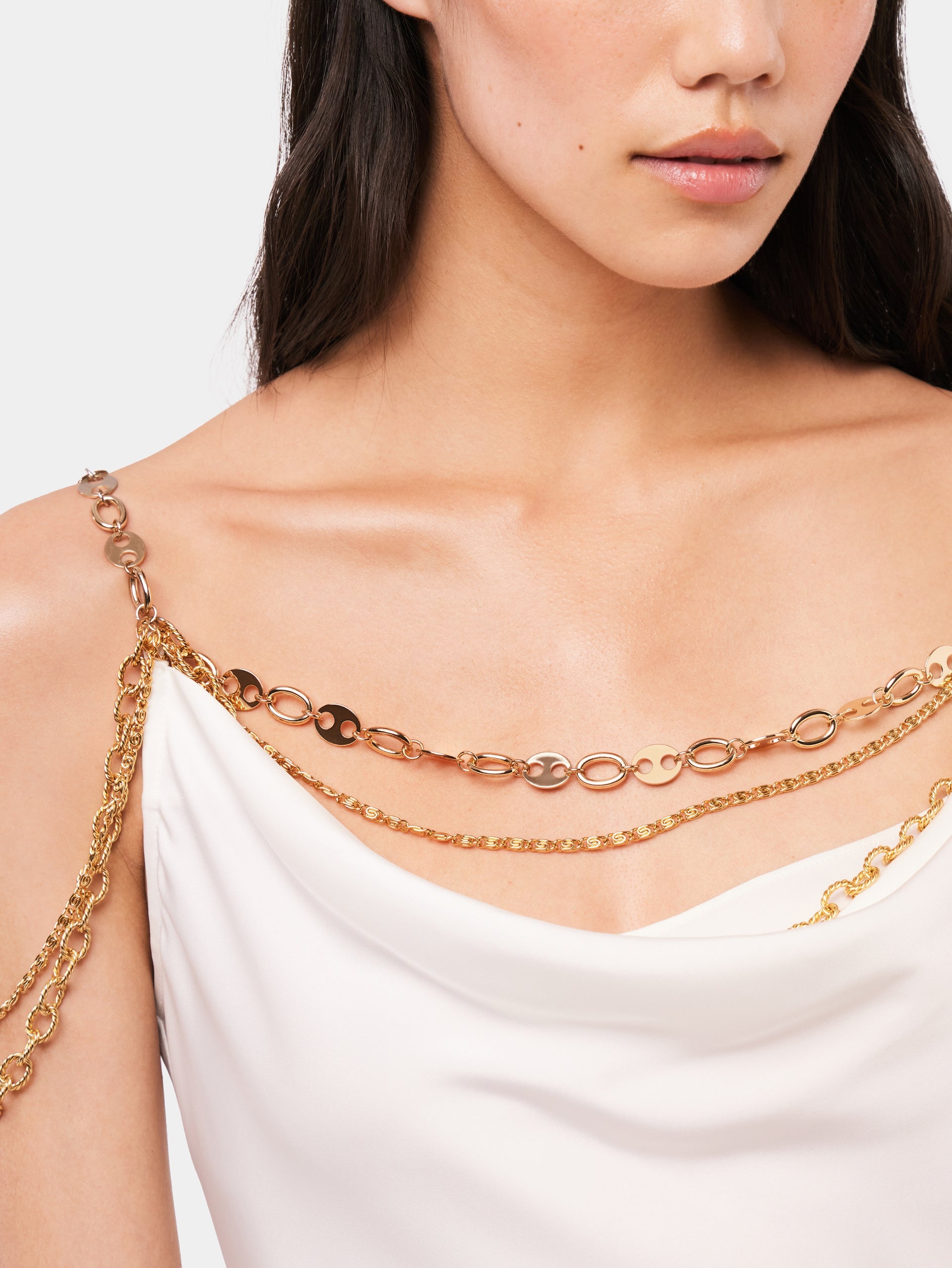 LIGHT PLEATED WHITE DRESS EMBELLISHED WITH "EIGHT" SIGNATURE CHAIN - 5