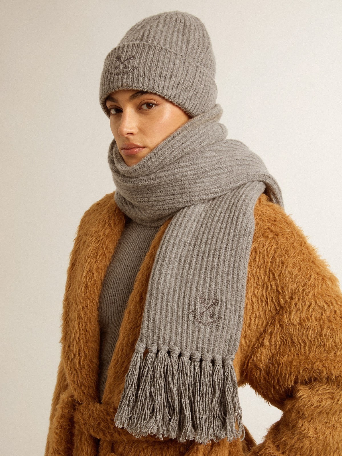 Gray ribbed wool scarf - 4