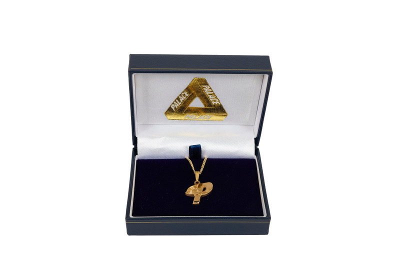 PALACE P HAND PENDANT GOLD outlook