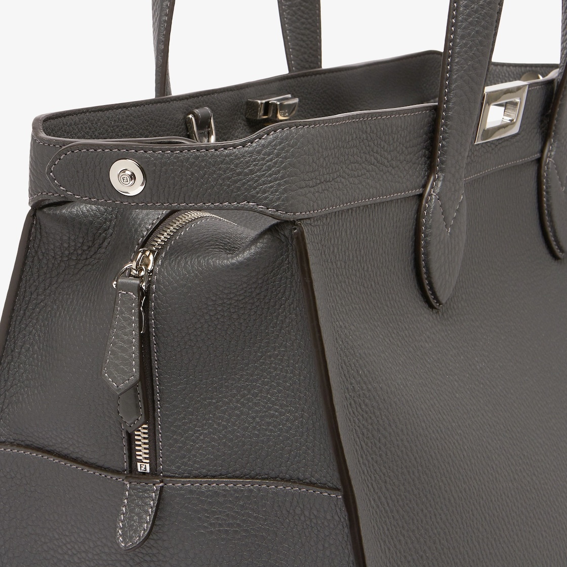 Peekaboo ISeeU Forty8 bag made of black Cuoio Romano leather. Roomy compartment with double-slider z - 6