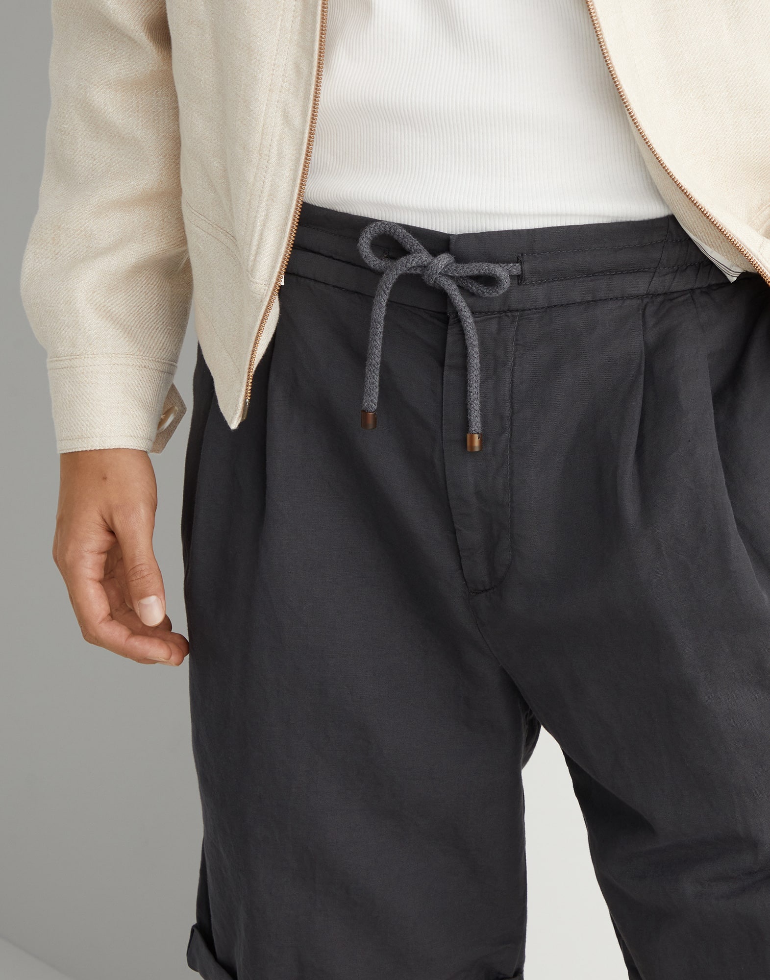 Garment-dyed Bermuda shorts in twisted linen and cotton gabardine with drawstring and double pleats - 3
