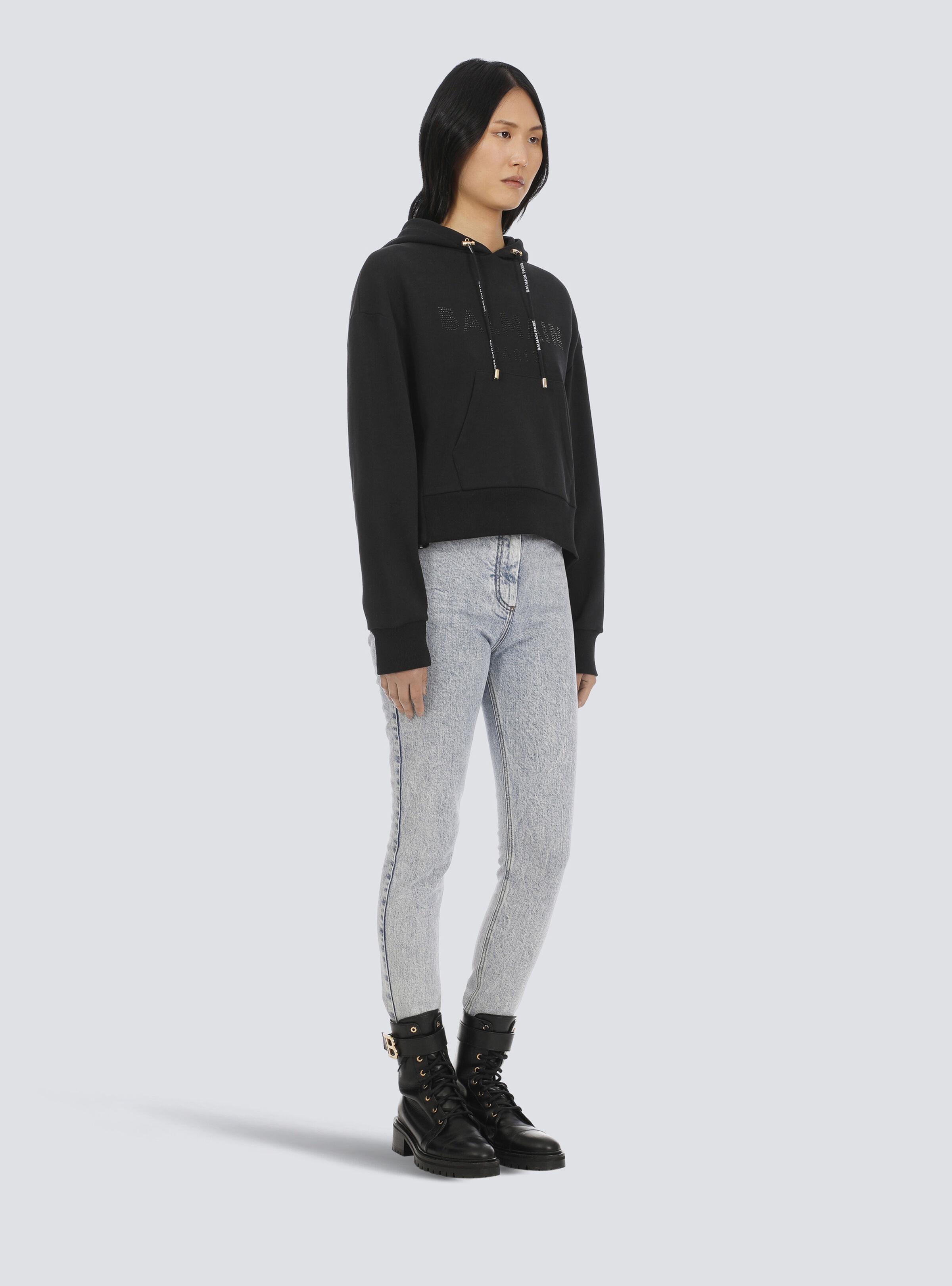 Cropped eco-designed cotton sweatshirt with rhinestone Balmain logo - 6