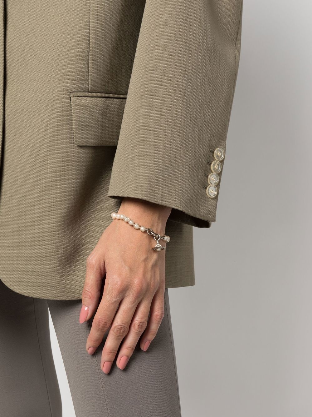 logo-charm pearl bracelet - 2