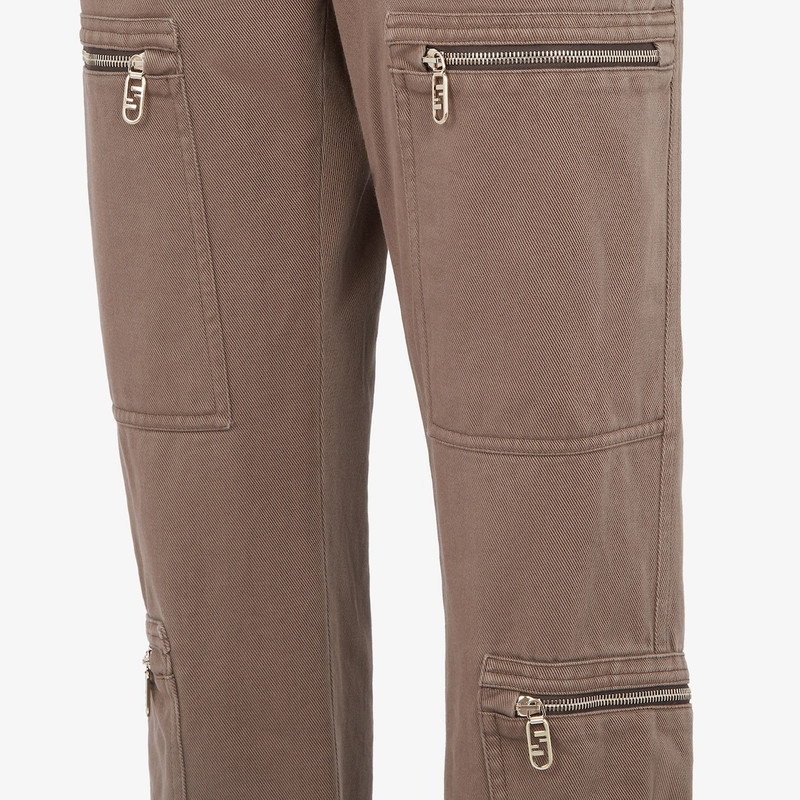 Straight-cut cargo pants. Fitted waist and adjustable straps at the waist and hem. Concealed closure 3