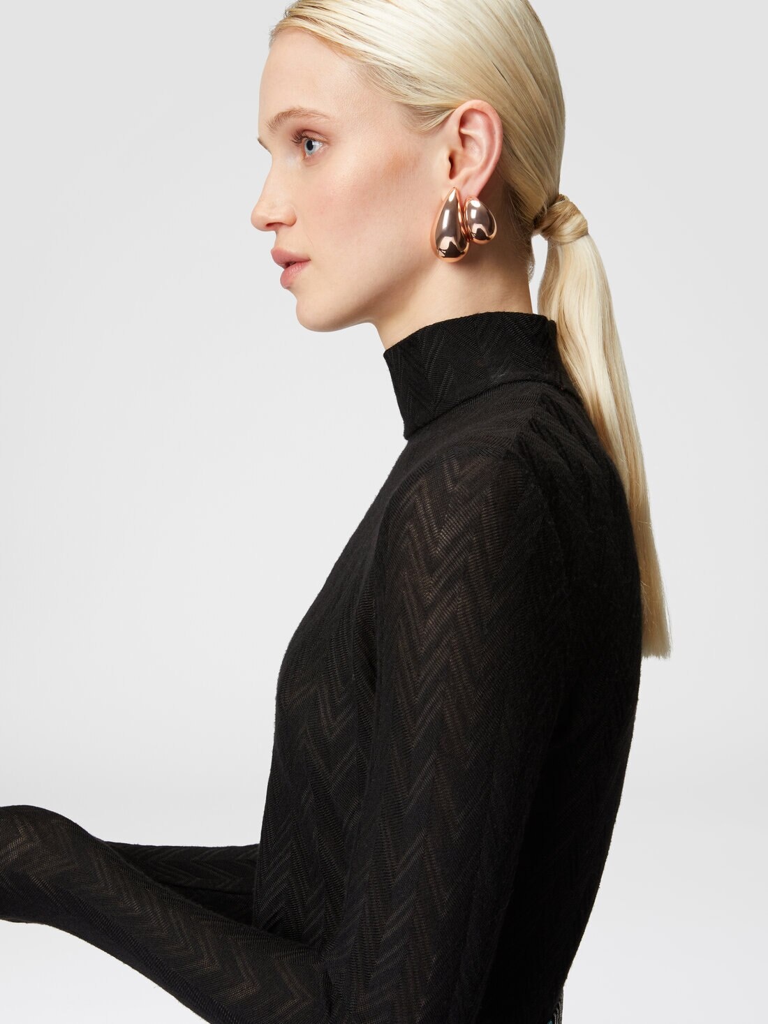 Wool and viscose turtleneck with tone-on-tone chevrn - 5