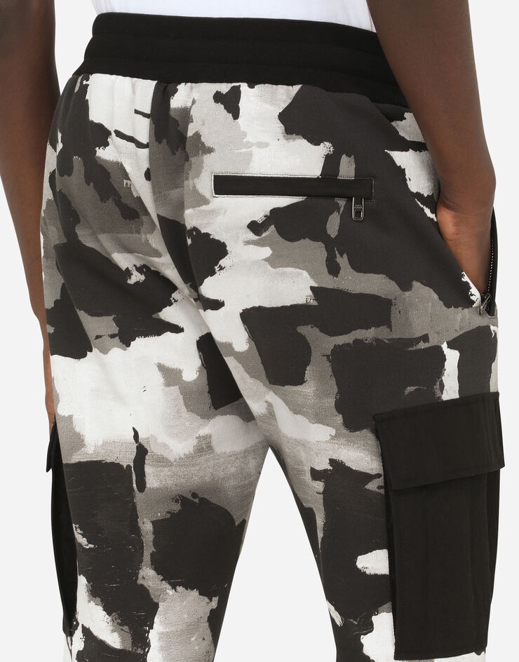 Camouflage jogging pants with patch embellishment - 5