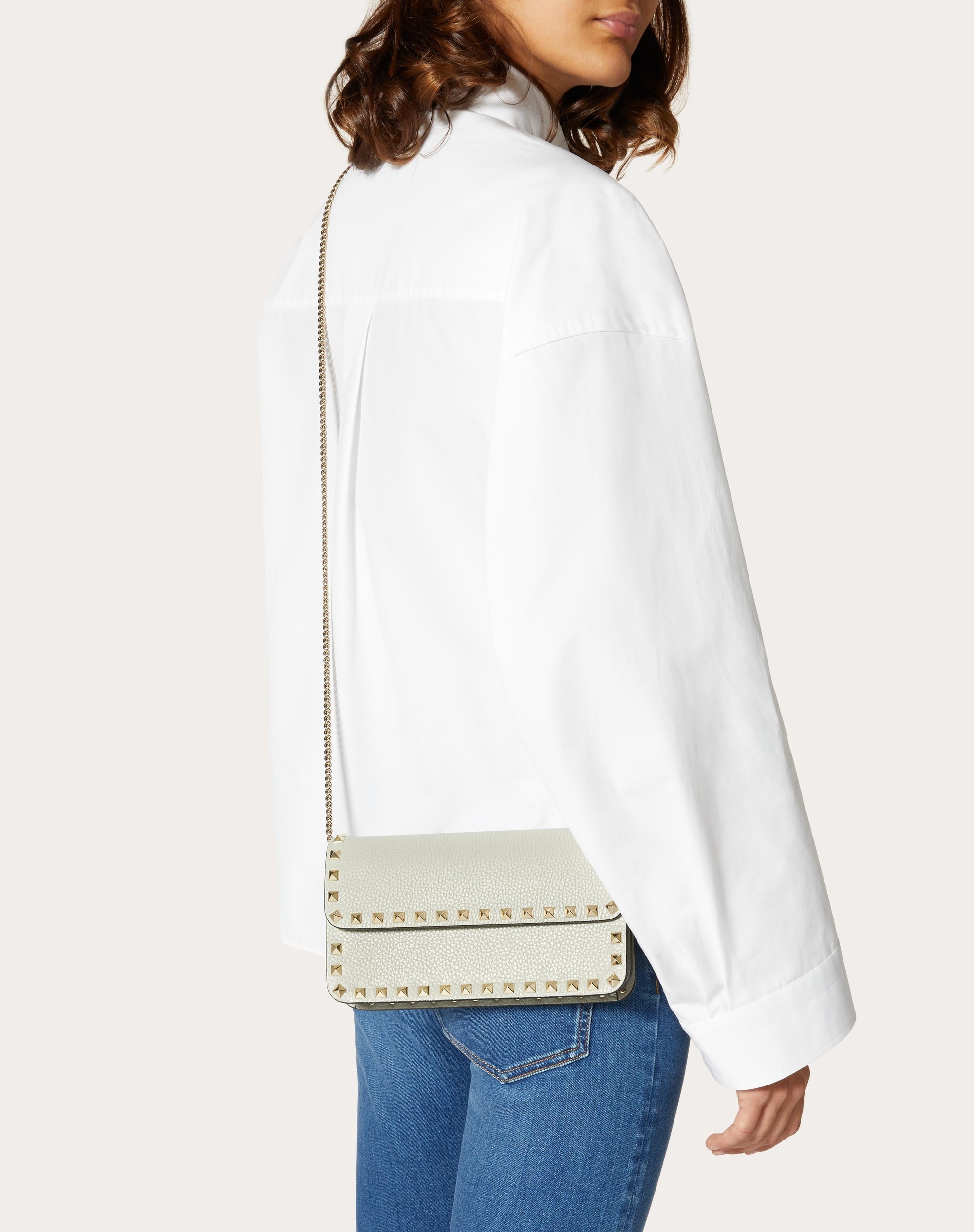 ROCKSTUD GRAINY CALFSKIN CHAIN POUCH - 5