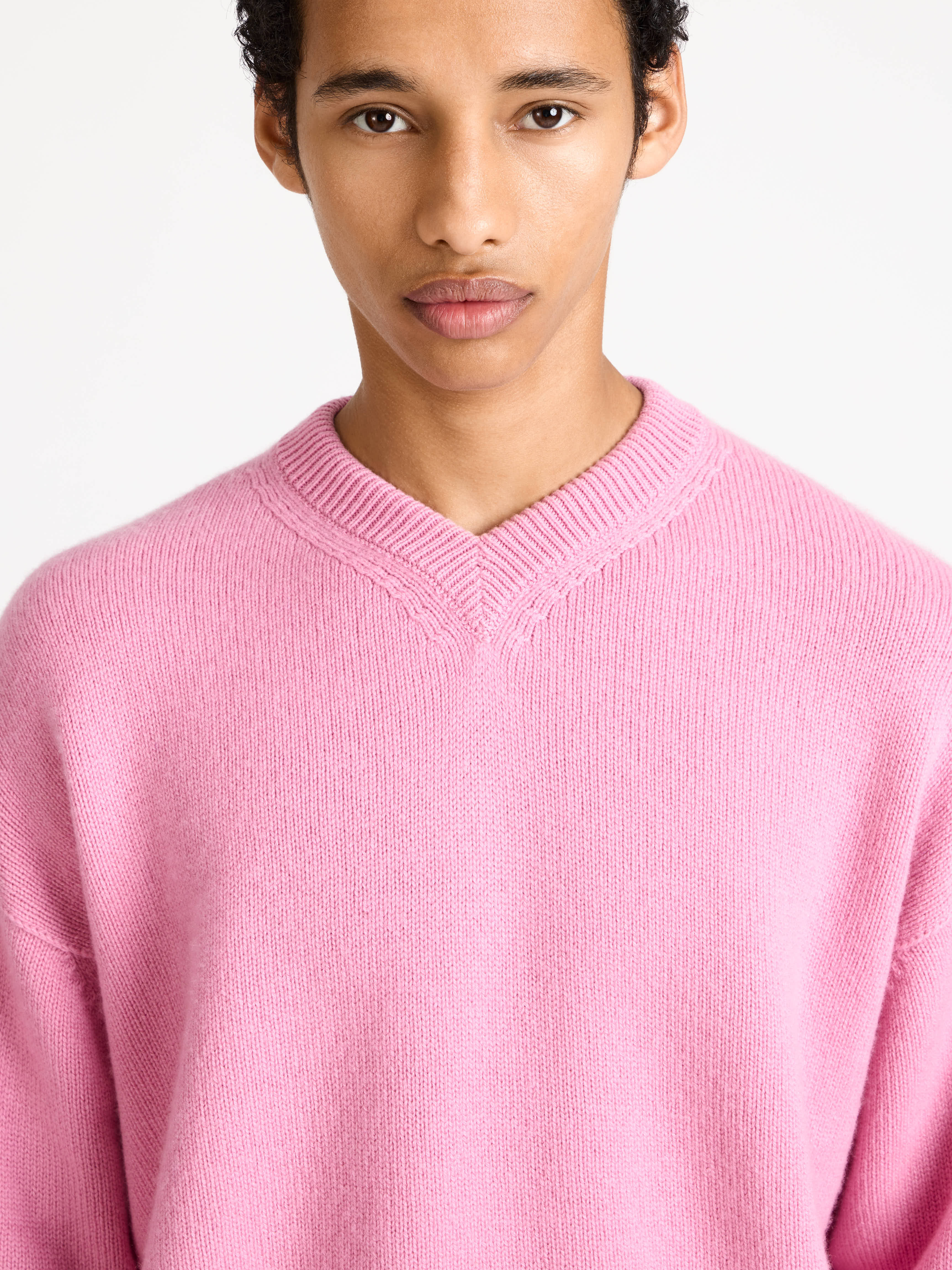 V-NECK CASHMERE JUMPER IN BUBBLEGUM - 7