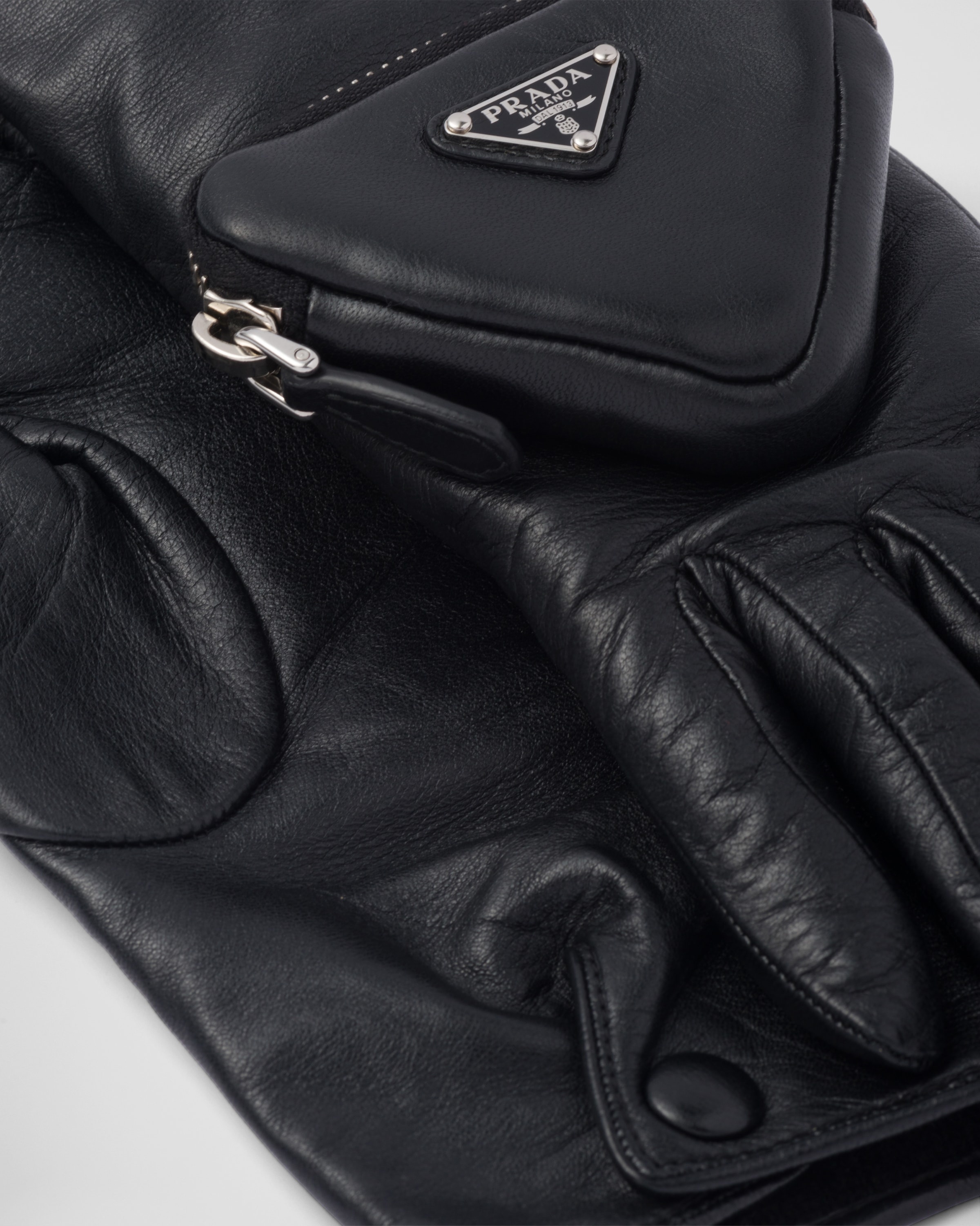 【関税＆送料込み】Prada Gloves Prada Nylon Gloves | Black | FARFETCH