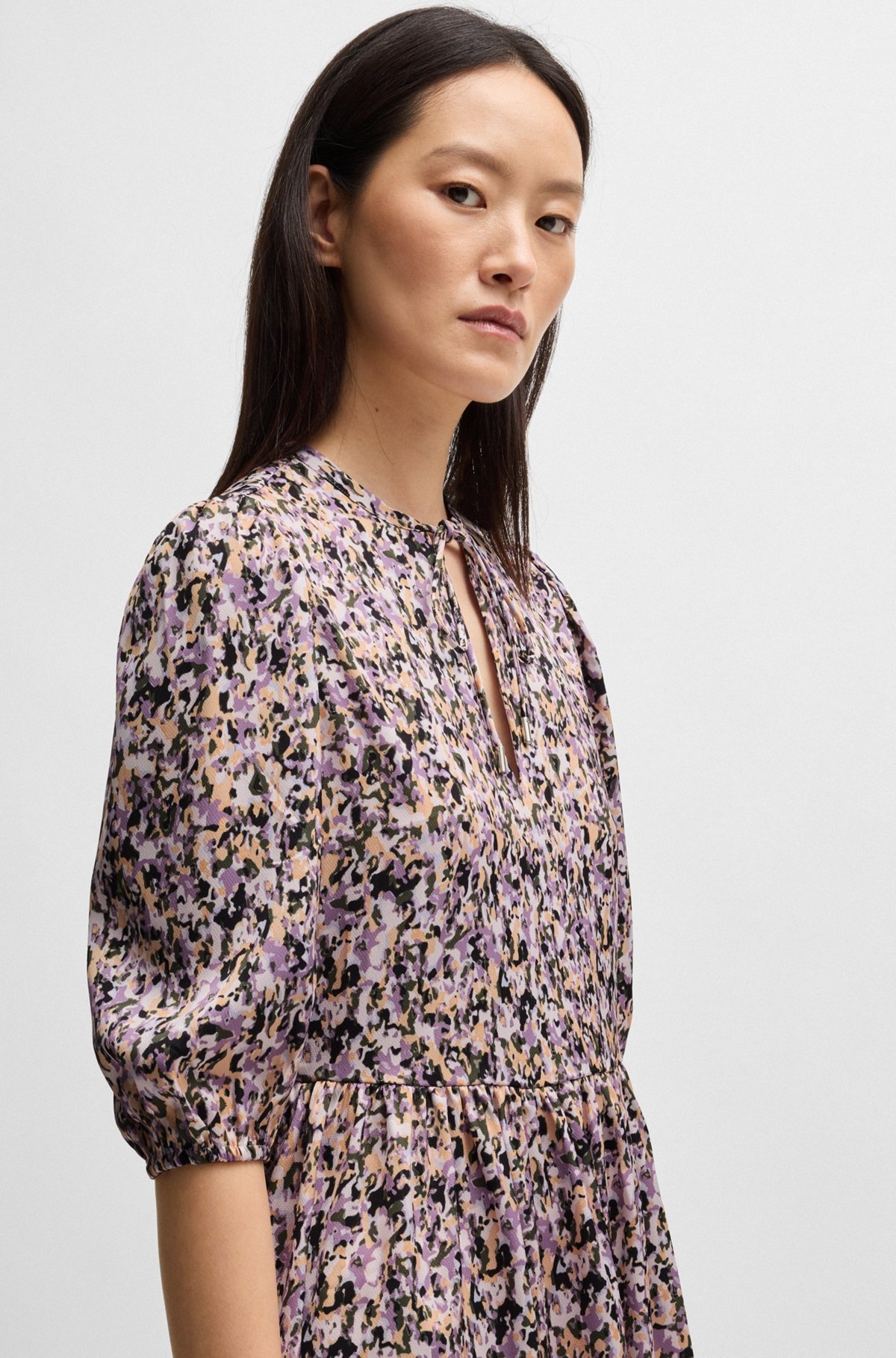 CROPPED-SLEEVE DRESS IN HAMMERED SATIN WITH SEASONAL PRINT - 5
