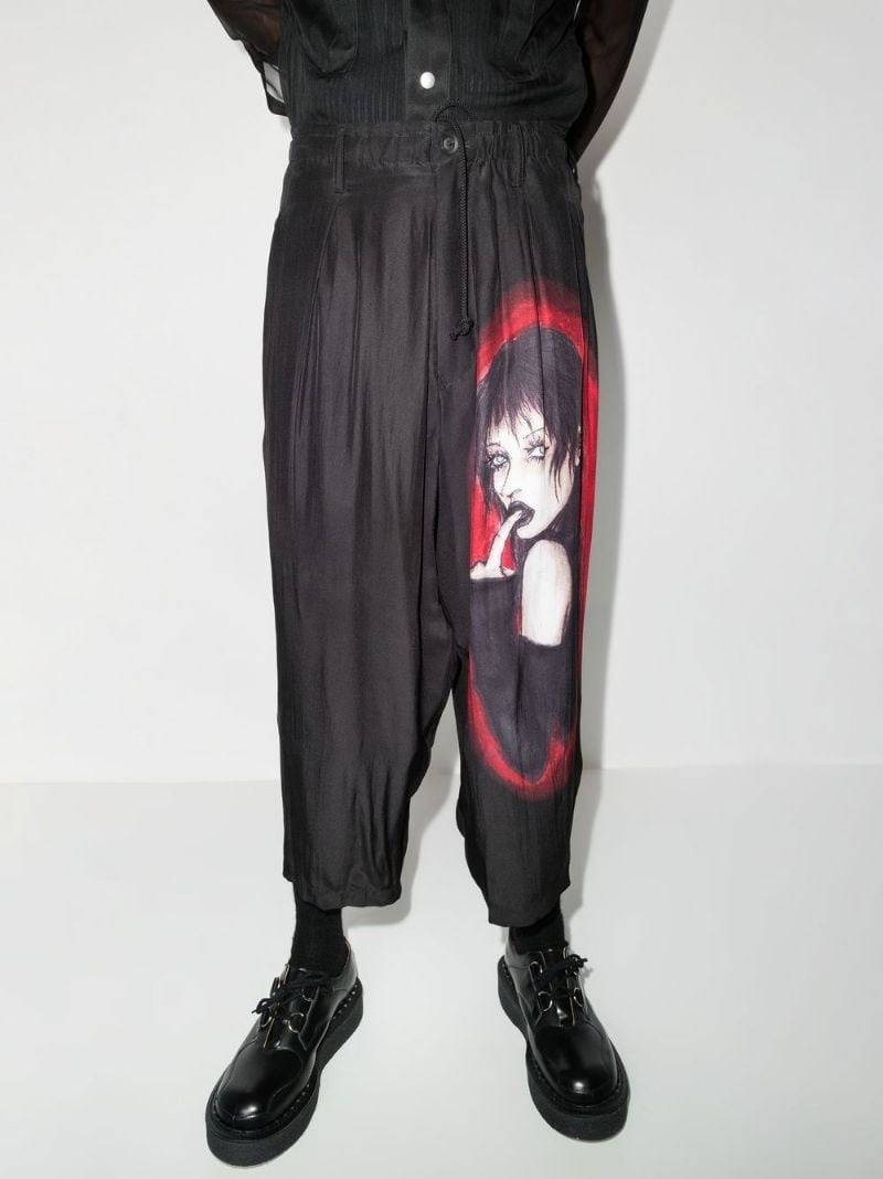 Yohji Yamamoto 그래픽 인쇄는 실크 바지를 자른다 outlook