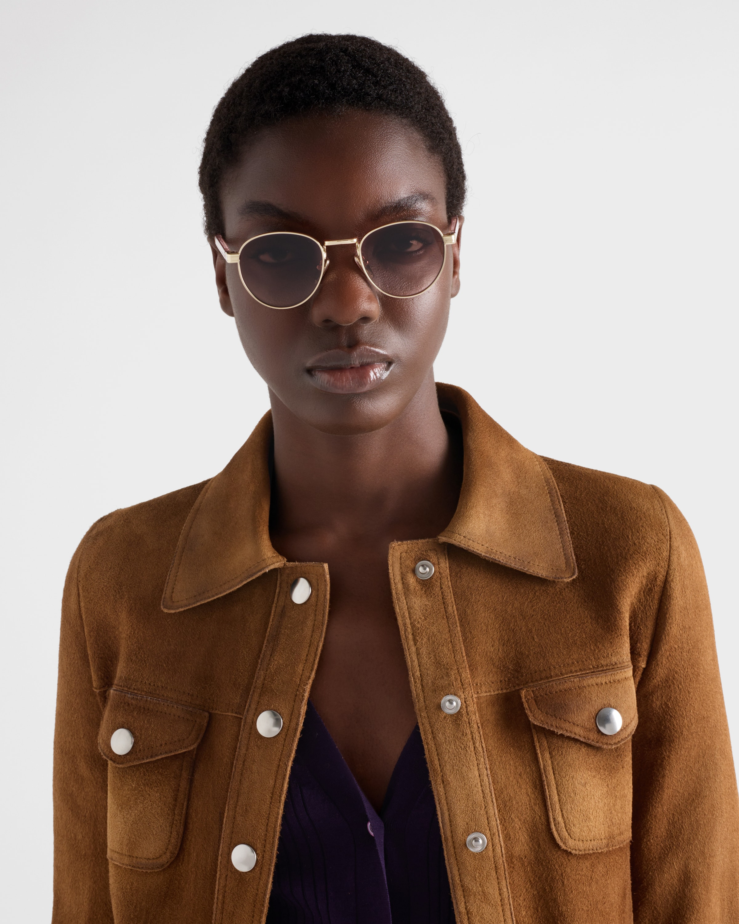 Sunglasses with the iconic metal plaque - 6