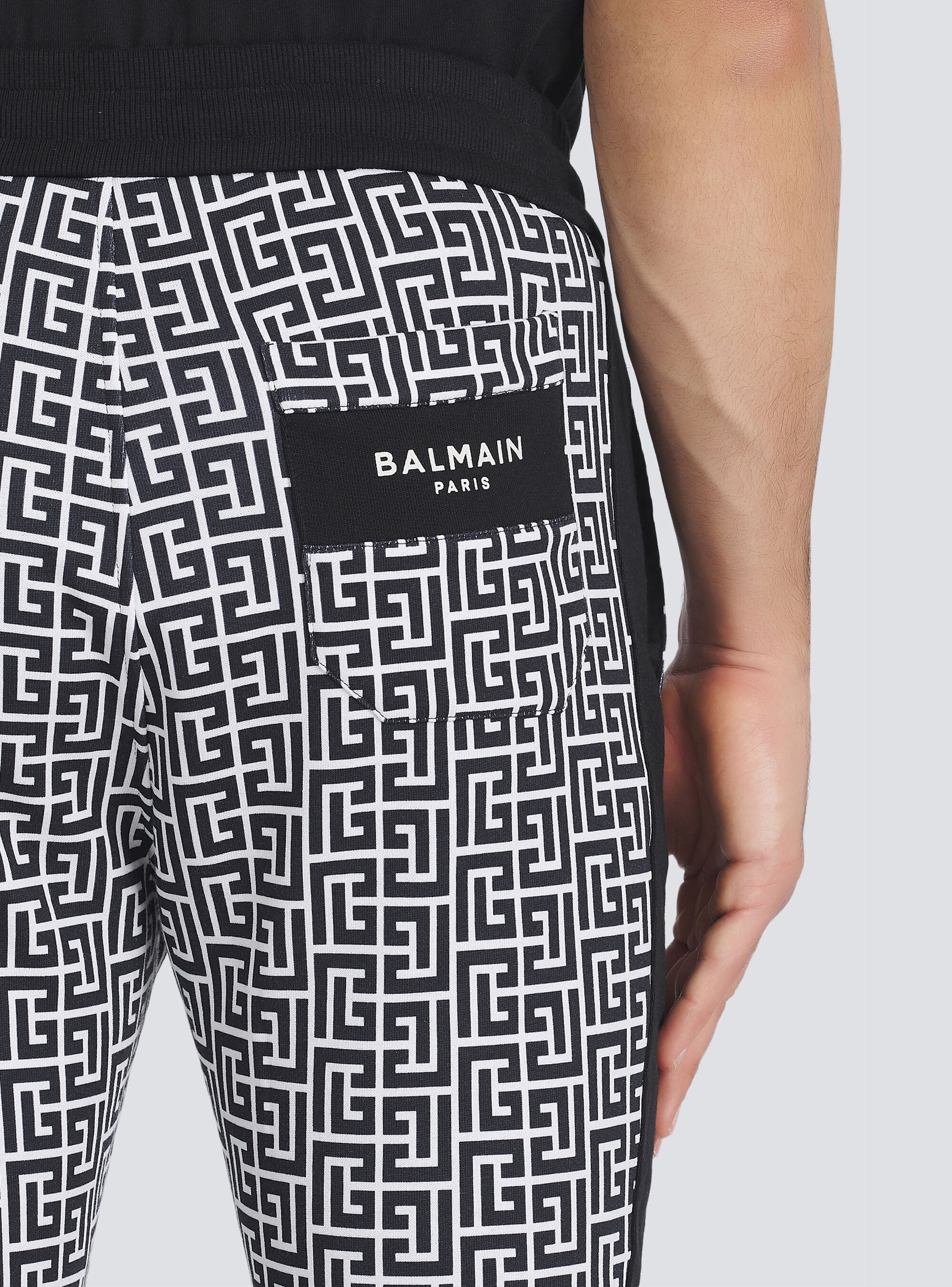 Eco-designed cotton sweatpants with Balmain monogram print - 8