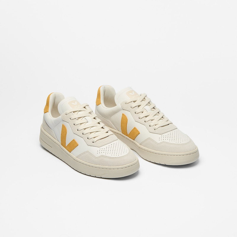 VEJA V-90 LEATHER WHITE SAFRAN outlook