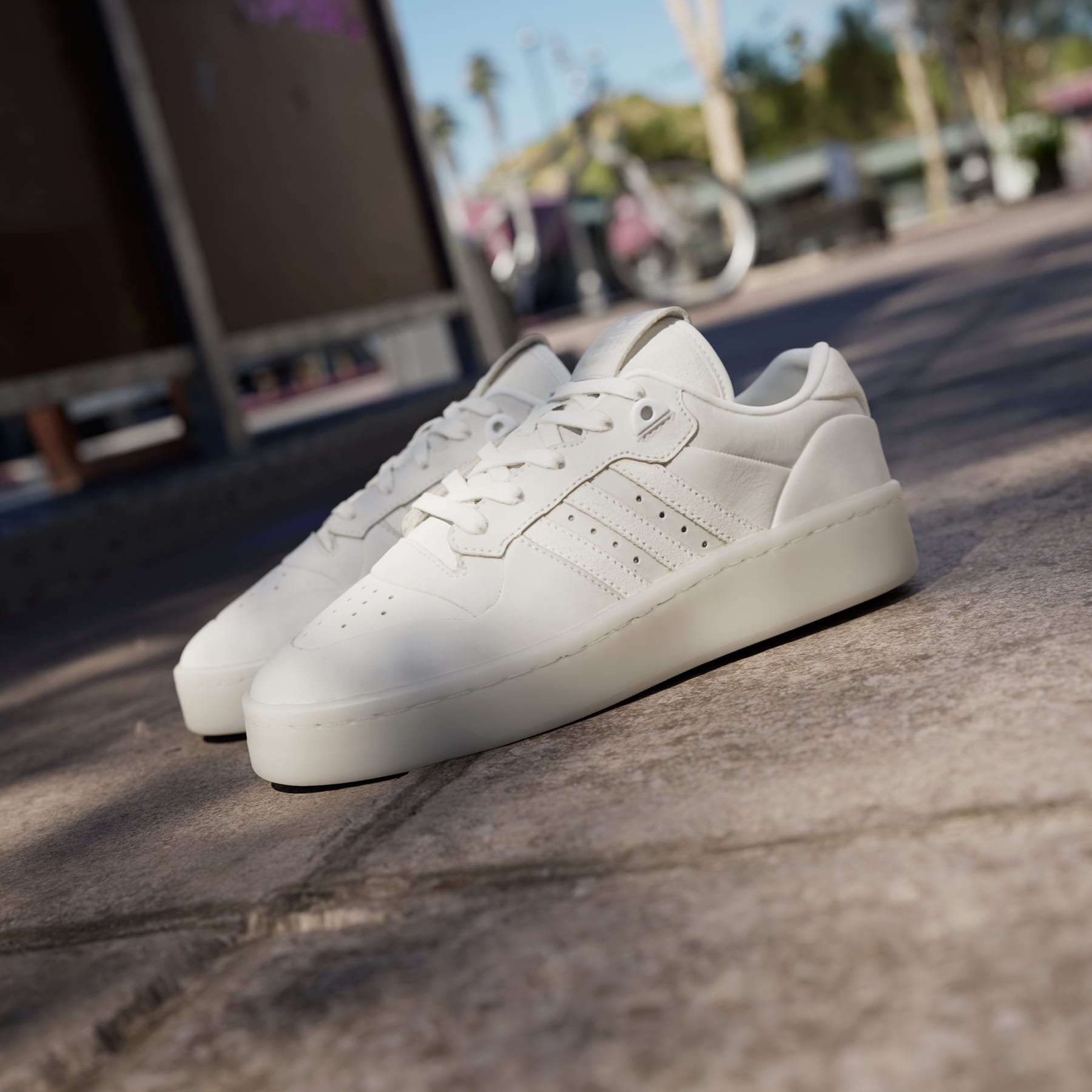 スニーカー adidas Rivalry Luxe Low Cream White adidas Rivalry Lux Low Top Basketball Sneaker (Women