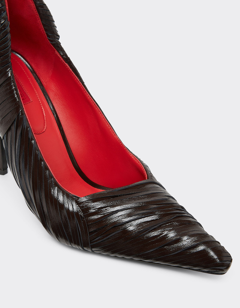 Wet-glossy leather pumps 6