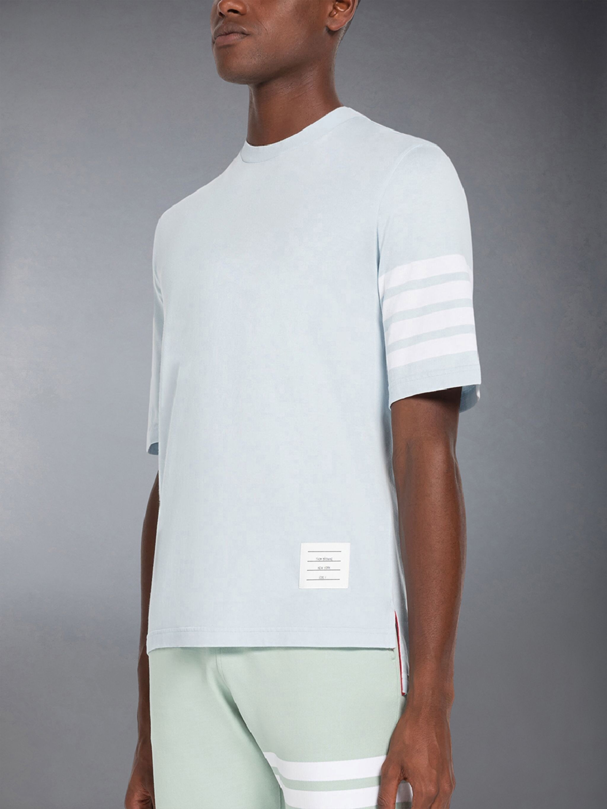 Thom Browne｜ (SHORT SLEEVE TEE W/ ENGINEERED 4 BAR STRI Short Sleeve Tee W/ Engineered 4 Bar Stripe In Classic Pique