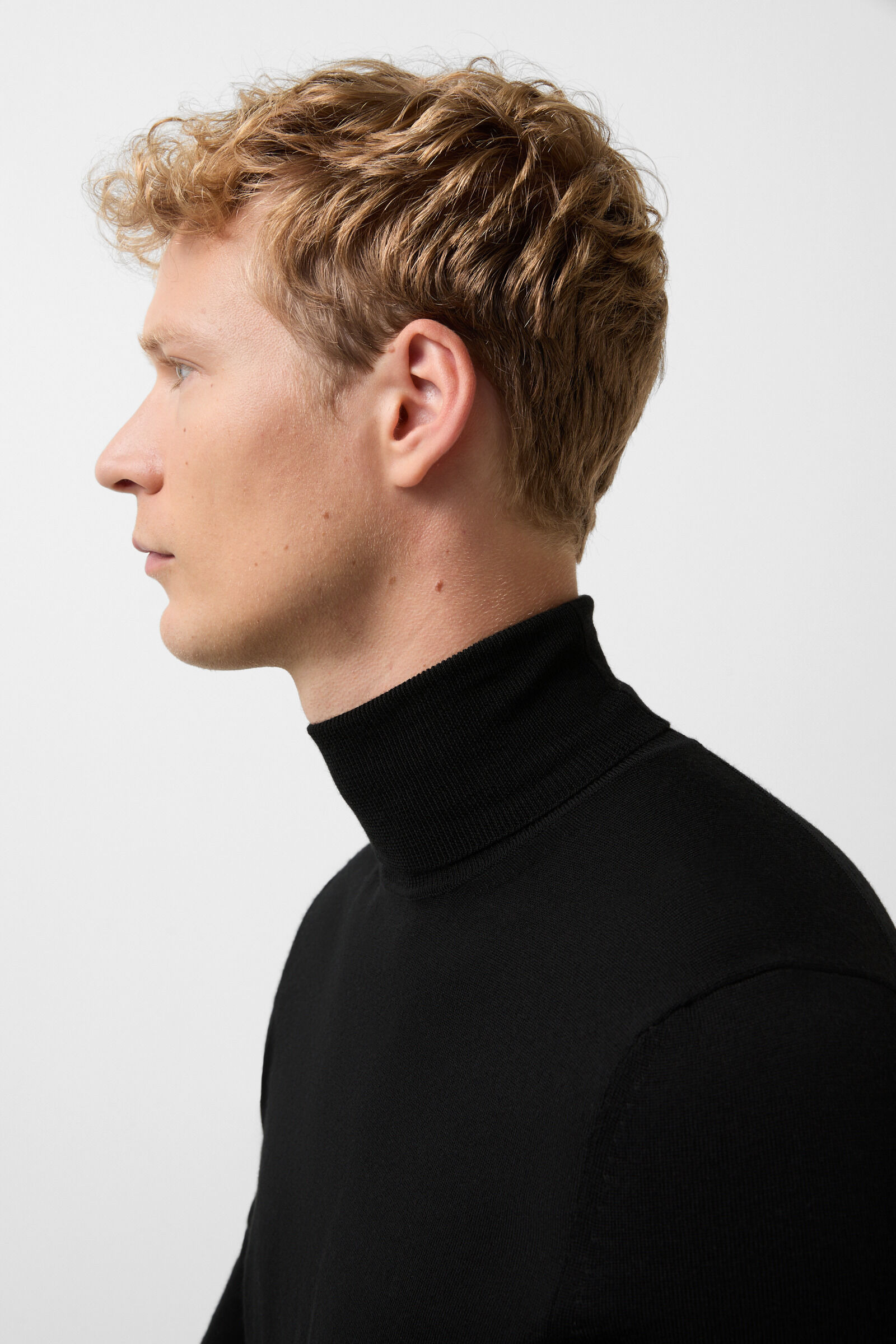 Gordon turtleneck pullover in Black - 4