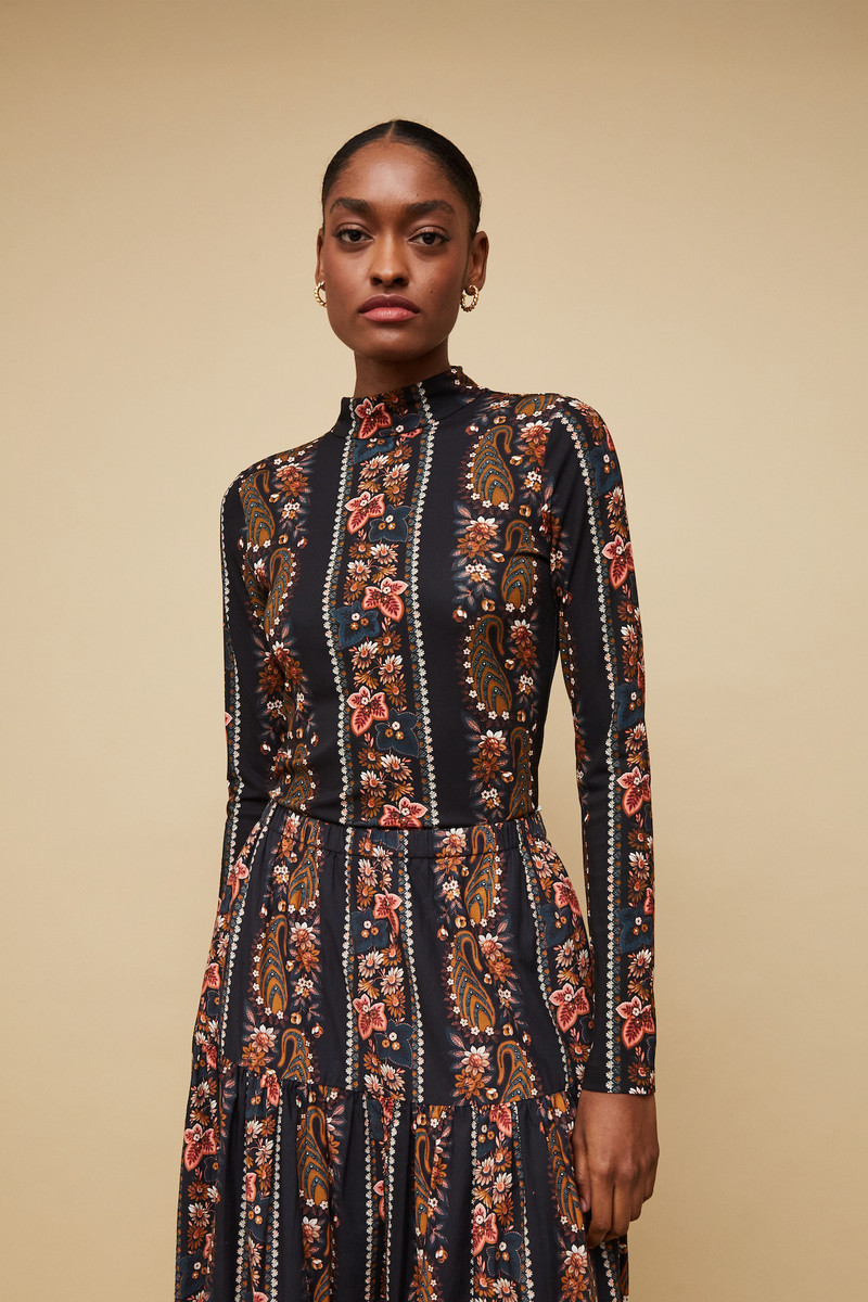 Cara Cara Suzie Top
Sleek, Fitted Mock-Turtleneck in Luxurious Printed Slinky Jersey outlook