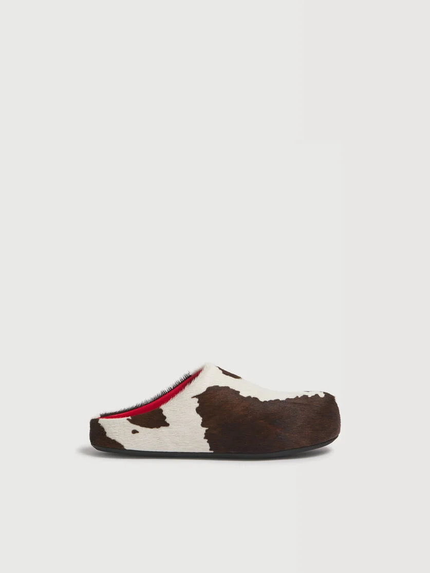 WHITE AND BROWN COW-PRINT PONYHAIR FUSSBETT SABOT - 1