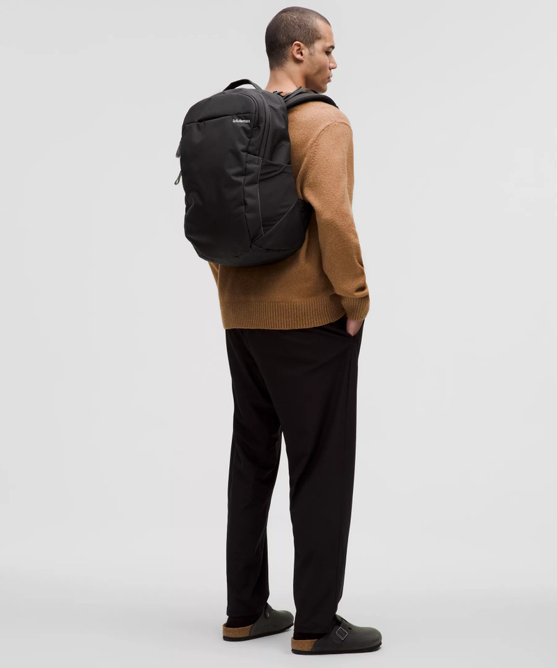Triple-Zip Backpack 28L 6