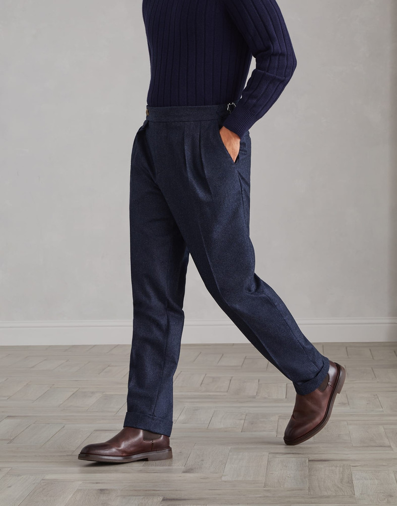 Virgin wool flannel tailor는 두 배 주름 및 허리 탭을 가진 꼬이는 면 gabardine에 있는 바지를 적합합니다 - 1