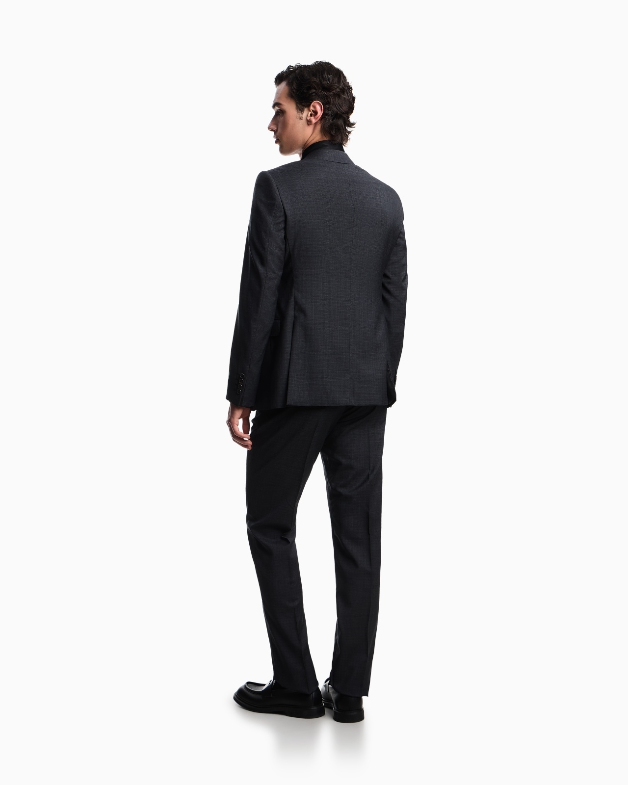 SINGLE-BREASTED SUIT MADE OF TROPICAL LIGHT WOOL WITH A CHECK MOTIF - 3