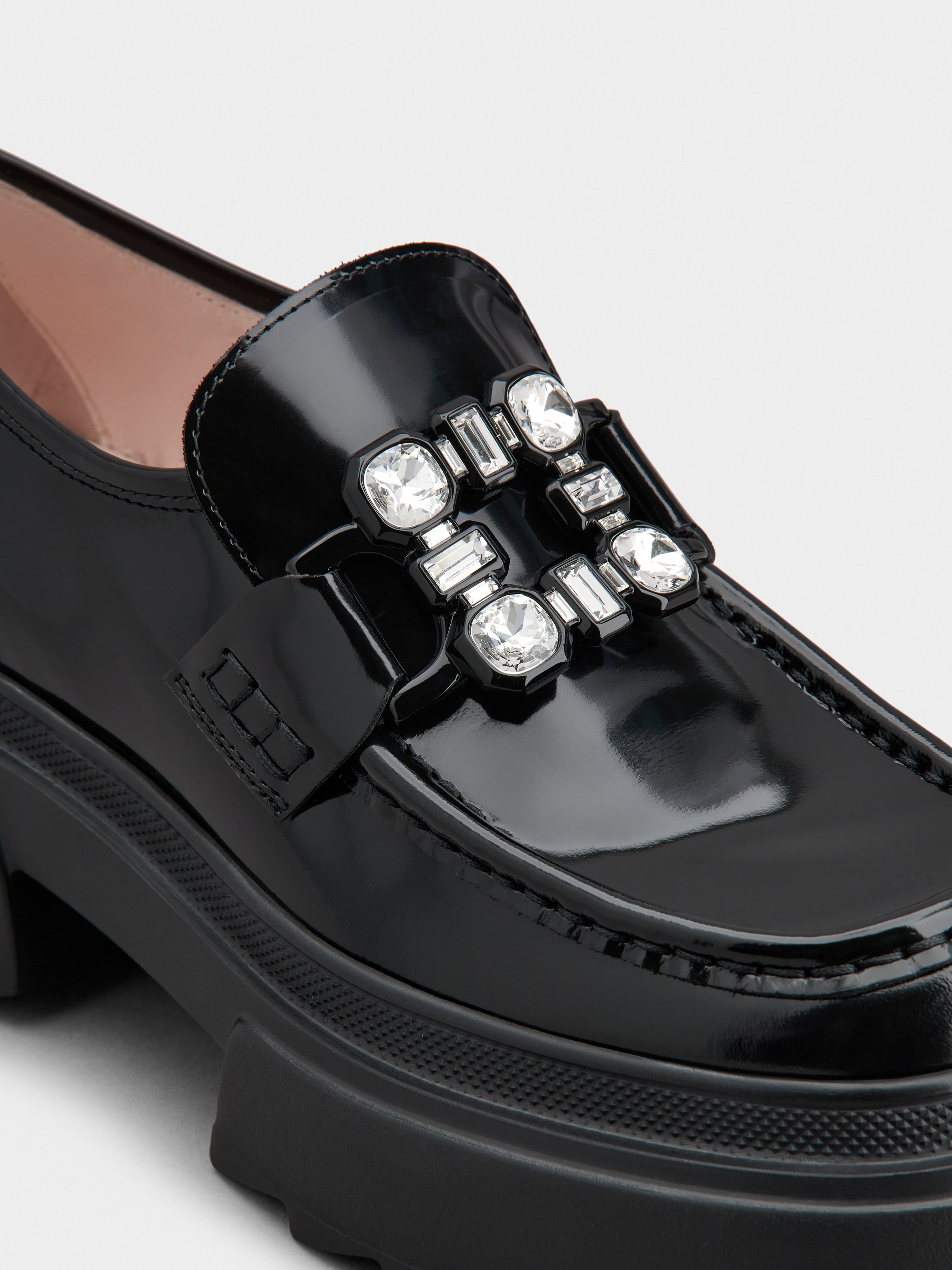 【関税&送料込】Roger Vivier Wallaviv Black Patent Leather P Wallaviv strass buckle patent leather loafers in black