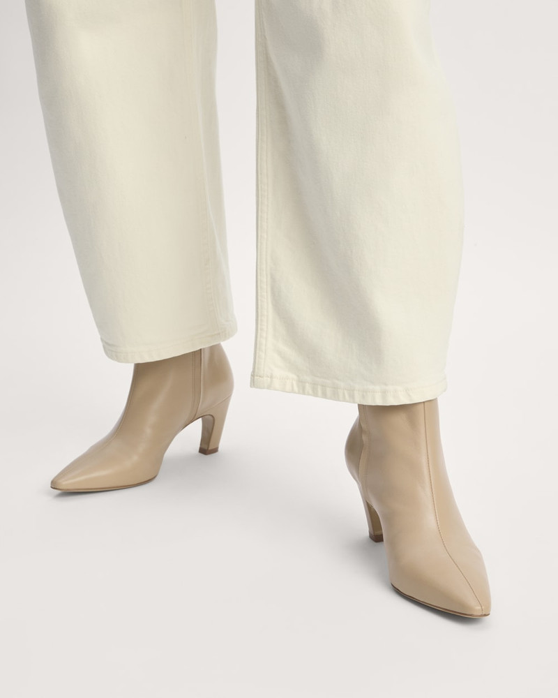 EVERLANE THE SHORT BANANA BOOT outlook