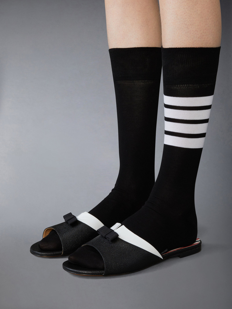 PEBBLE GRAIN BOW CLAQUETTE 4