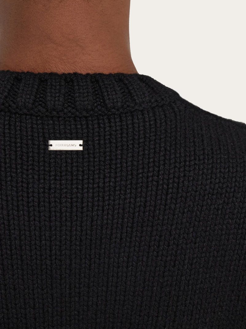 Crew neck sweater with applied F detail 6