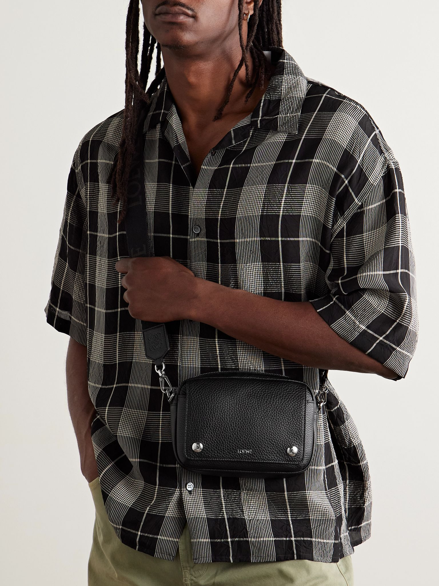 Pebble Full-Grain Leather Messenger Bag Black - 2