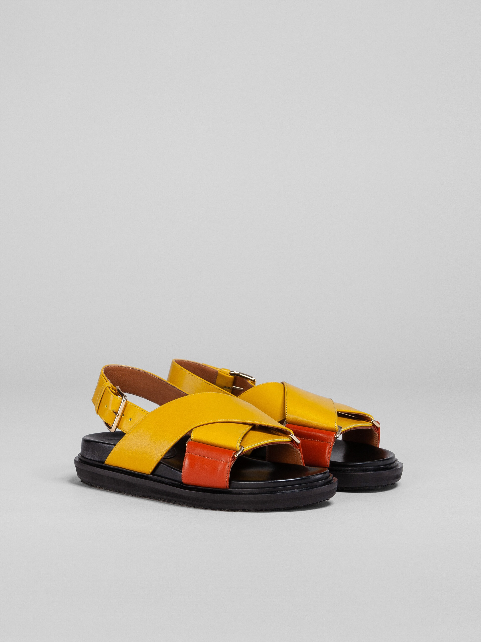 YELLOW AND ORANGE LEATHER FUSSBETT - 2