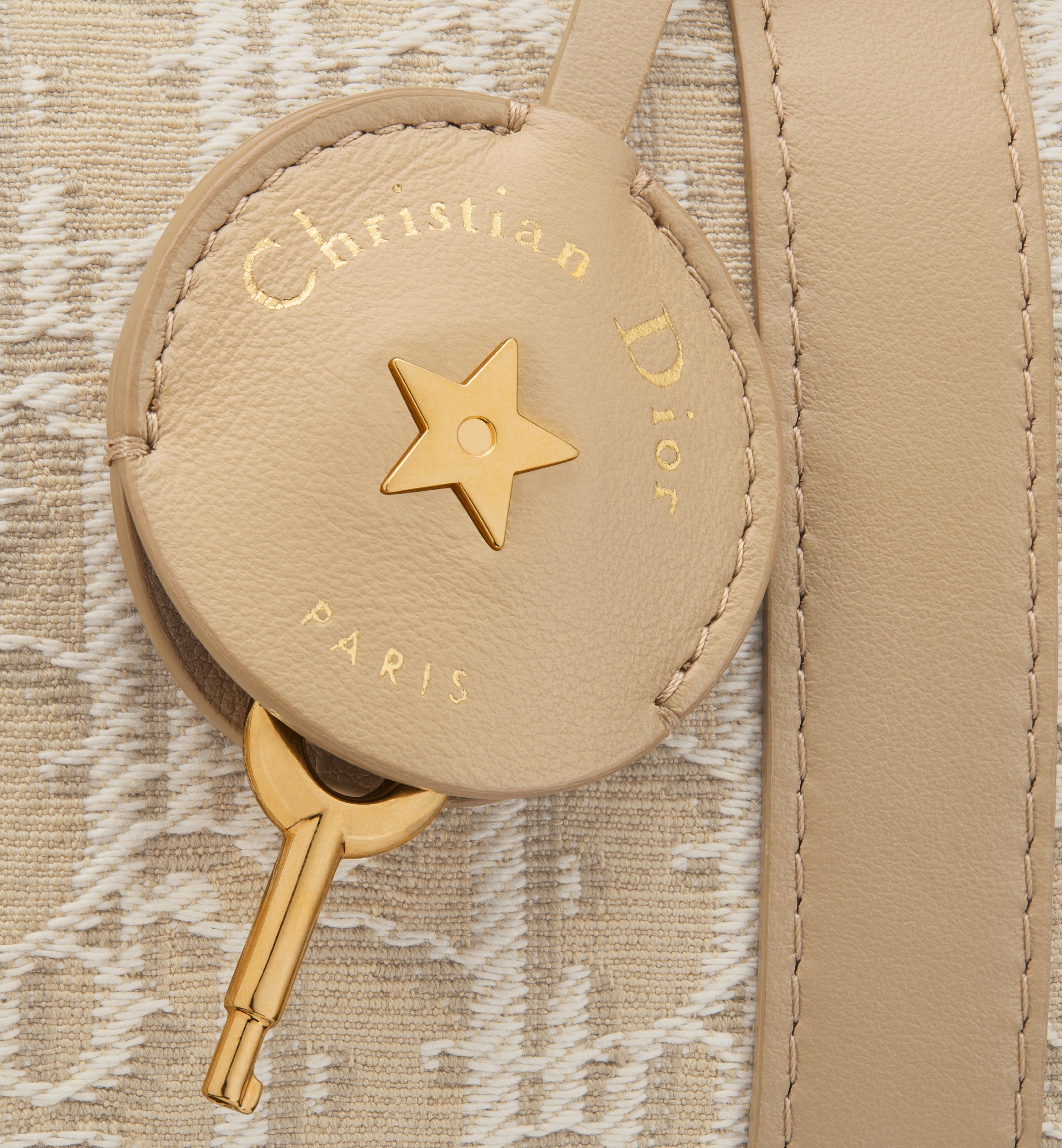 【可愛い♪】Dior Groove 25 バッグ Dior Groove 25 Bag Dusty Ivory Macrocannage Calfskin | DIOR