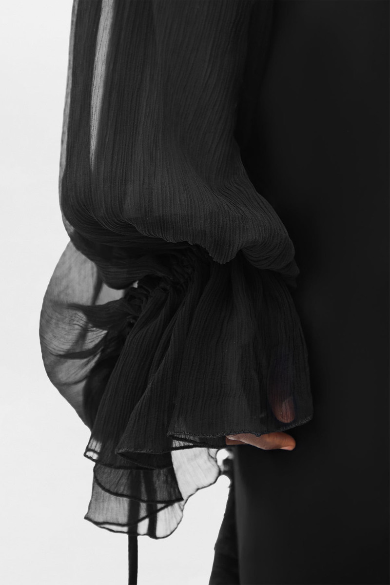 Iria Fluid Robe 6