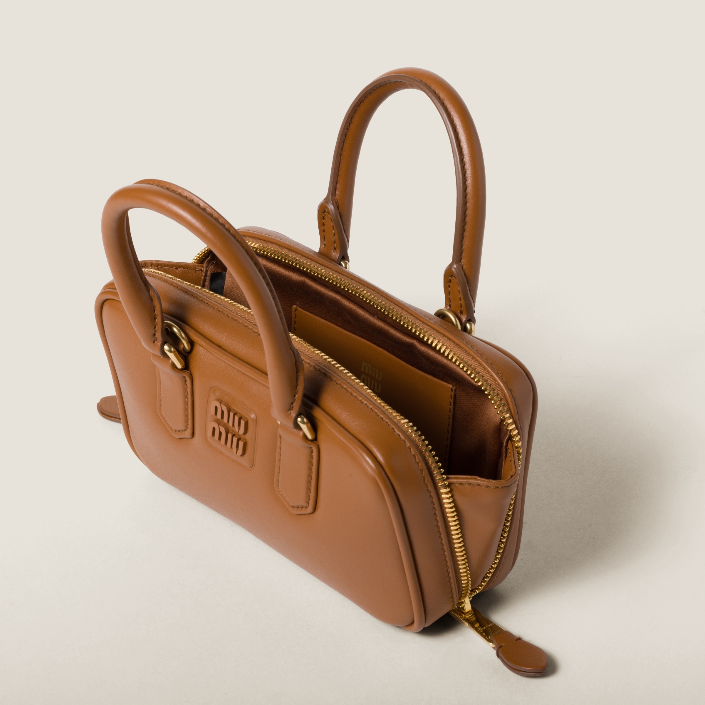 【MiuMiu】関税・送料込★ゴールド Arcadie レザー ミニバッグ Miu Miu Arcadie バッグ ミニ | ゴールドトーン | FARFETCH JP