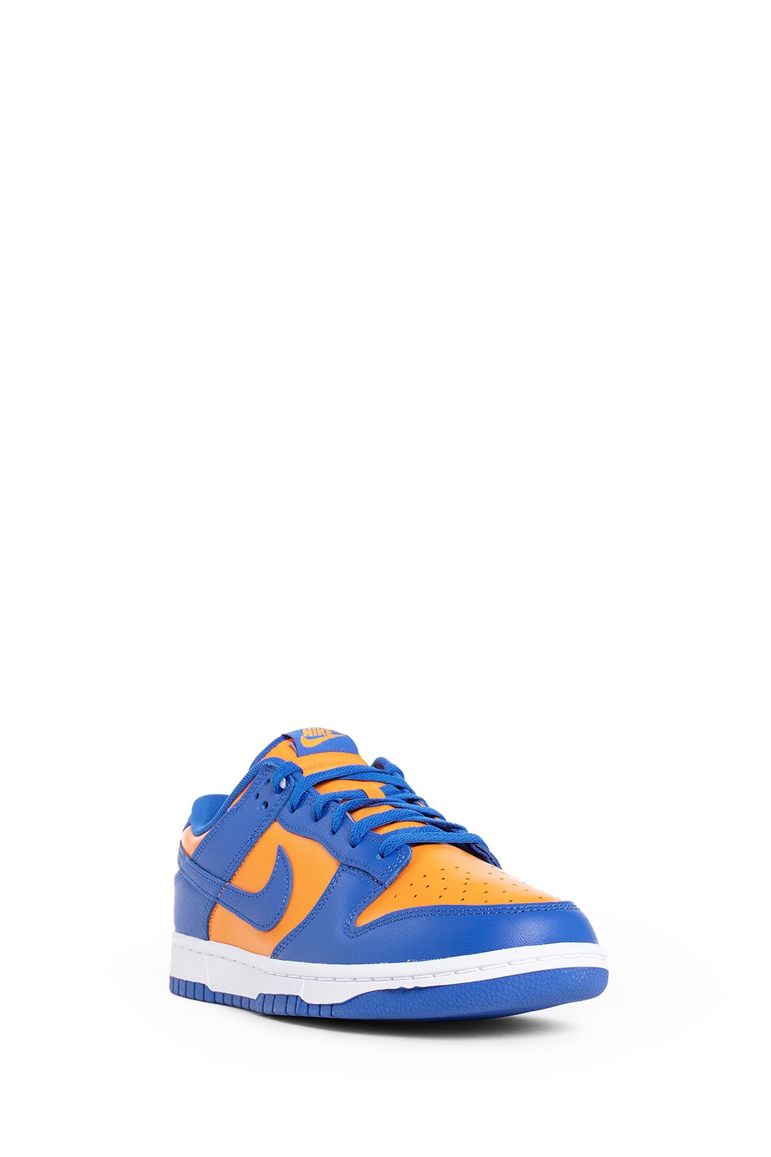 Dunk-Low-Retro-Knicks-Sneakers - 2