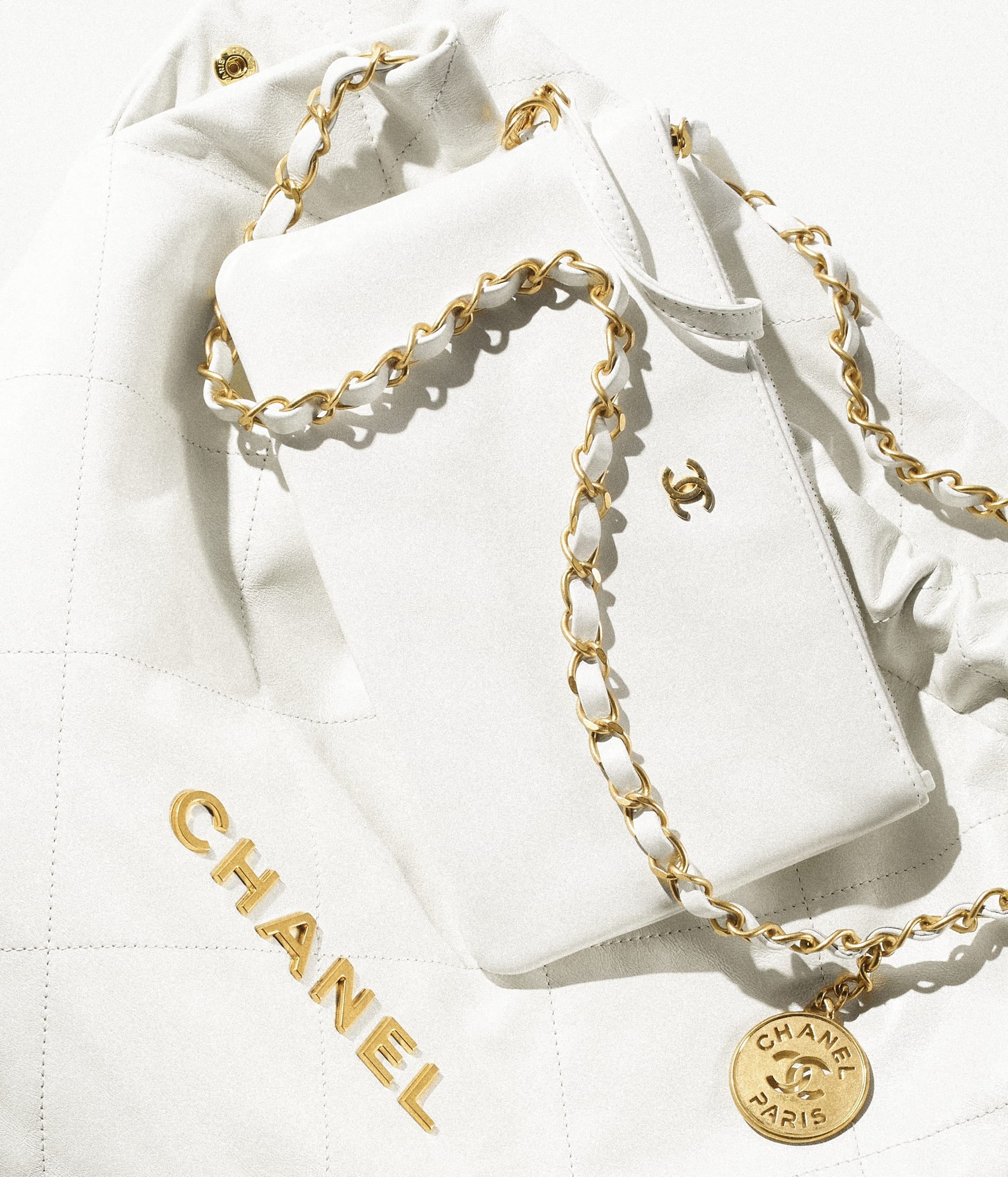 CHANEL 22 Handbag - 4