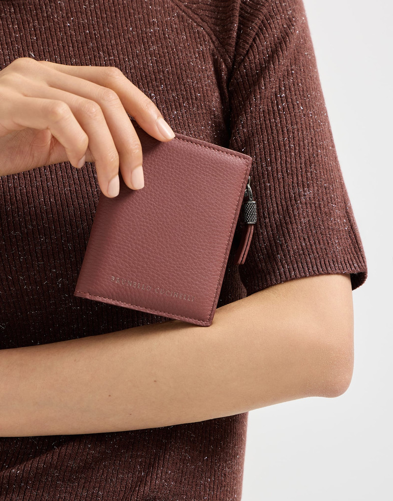 Grained calfskin compact wallet with shiny zipper pull 4